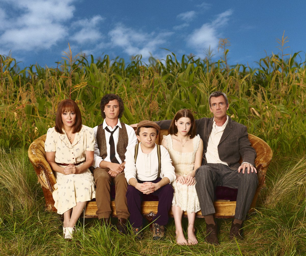 The cast of ABC's 'The Middle' in a cast photo. (Left to right): Patricia Heaton, Charlie McDermott, Atticus Shaffer, Eden Sher, and Neil Flynn