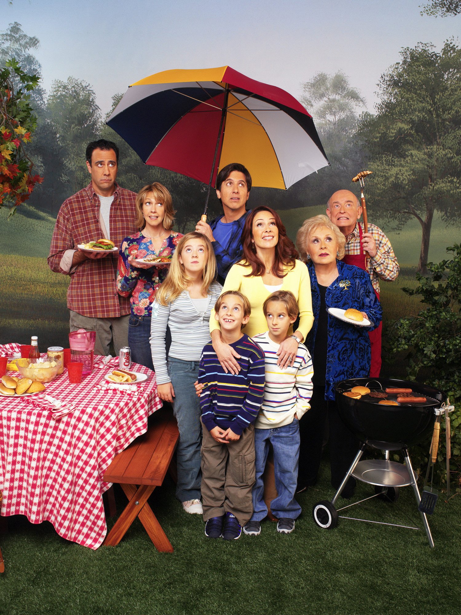 'Everybody Loves Raymond' cast photo with (left to right): Brad Garrett, Monica Horan, Madylin Sweeten, Sawyer Sweeten, Sullivan Sweeten, Ray Romano, Patricia Heaton, Doris Roberts, and Peter Boyle