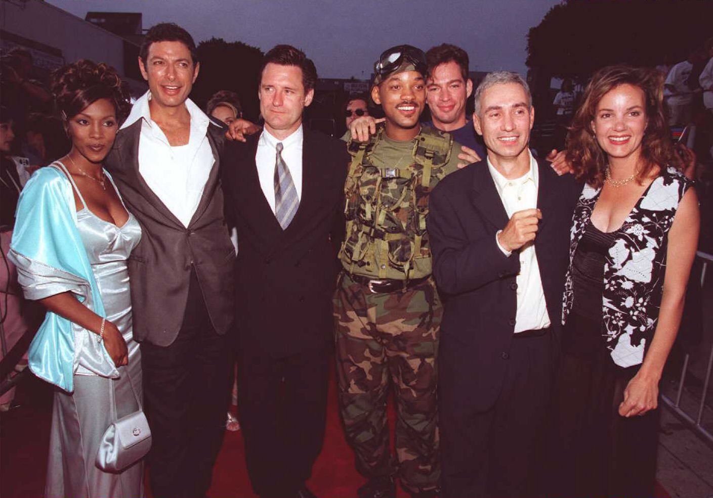 Vivica Fox, Jeff Goldblum, Bill Pullman, Will Smith, Harry Connick Jr., director Roland Emmerich, and Margaret Colin from the 'Independence Day' movie posing for a photograph