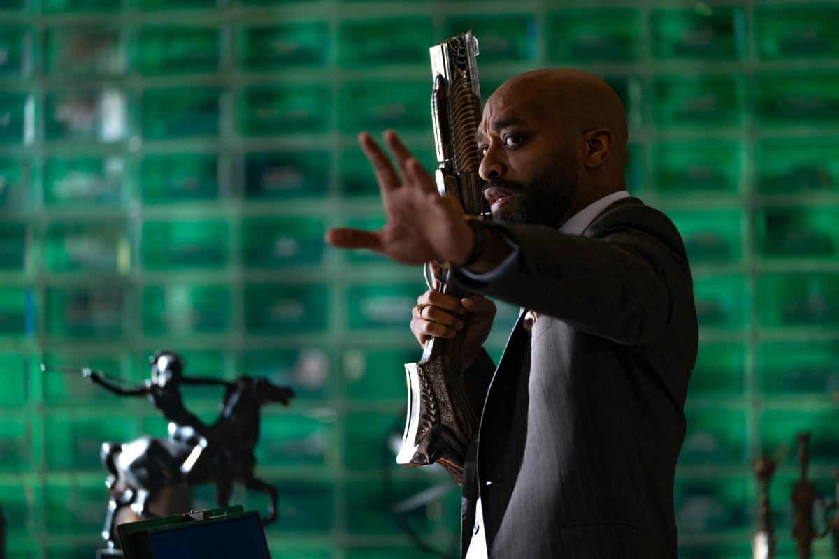 Infinite: Chiwetel Ejiofor holding a gun over his shoulder
