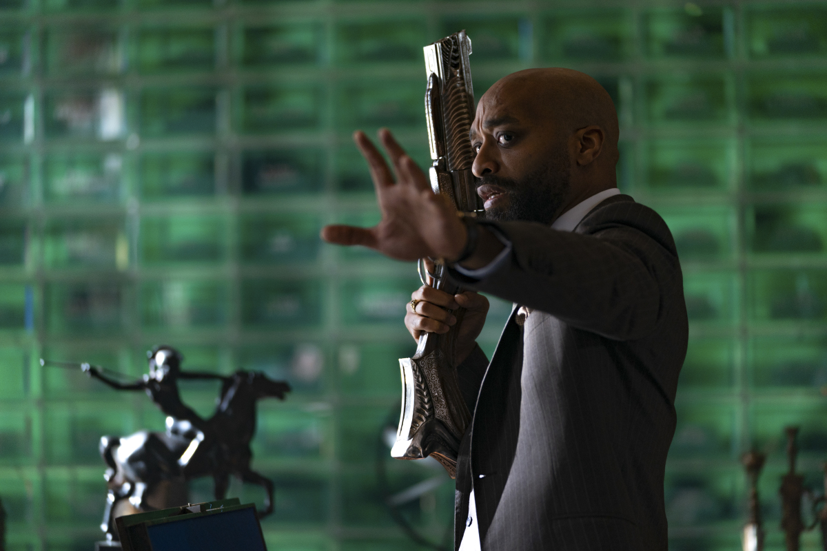 Infinite: Chiwetel Ejiofor holding a gun over his shoulder