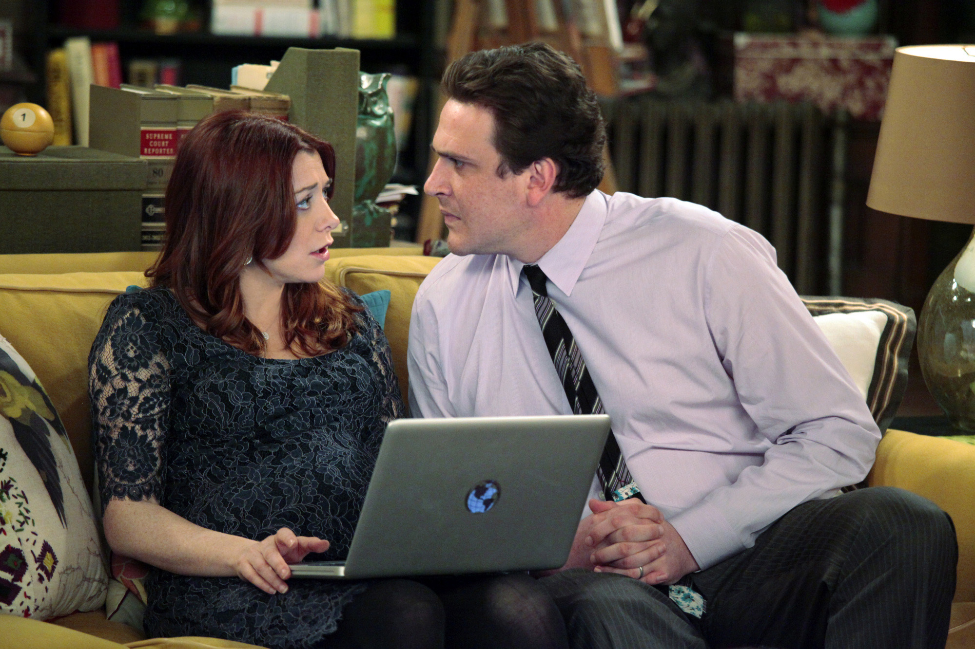 Jason Segel and Alyson Hannigan sit beside each other on 'How I Me Your Mother'