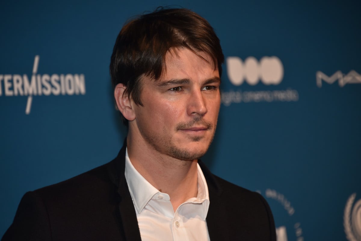 Josh Hartnett wears a suit and poses on the red carpet