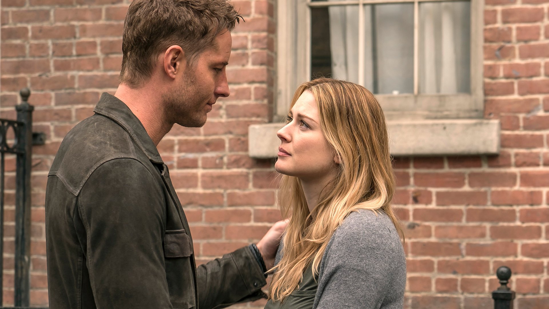 Justin Hartley as Kevin and Alexandra Breckenridge as Sophie look at each other with concerned expressions in ‘This Is Us’ Season 1
