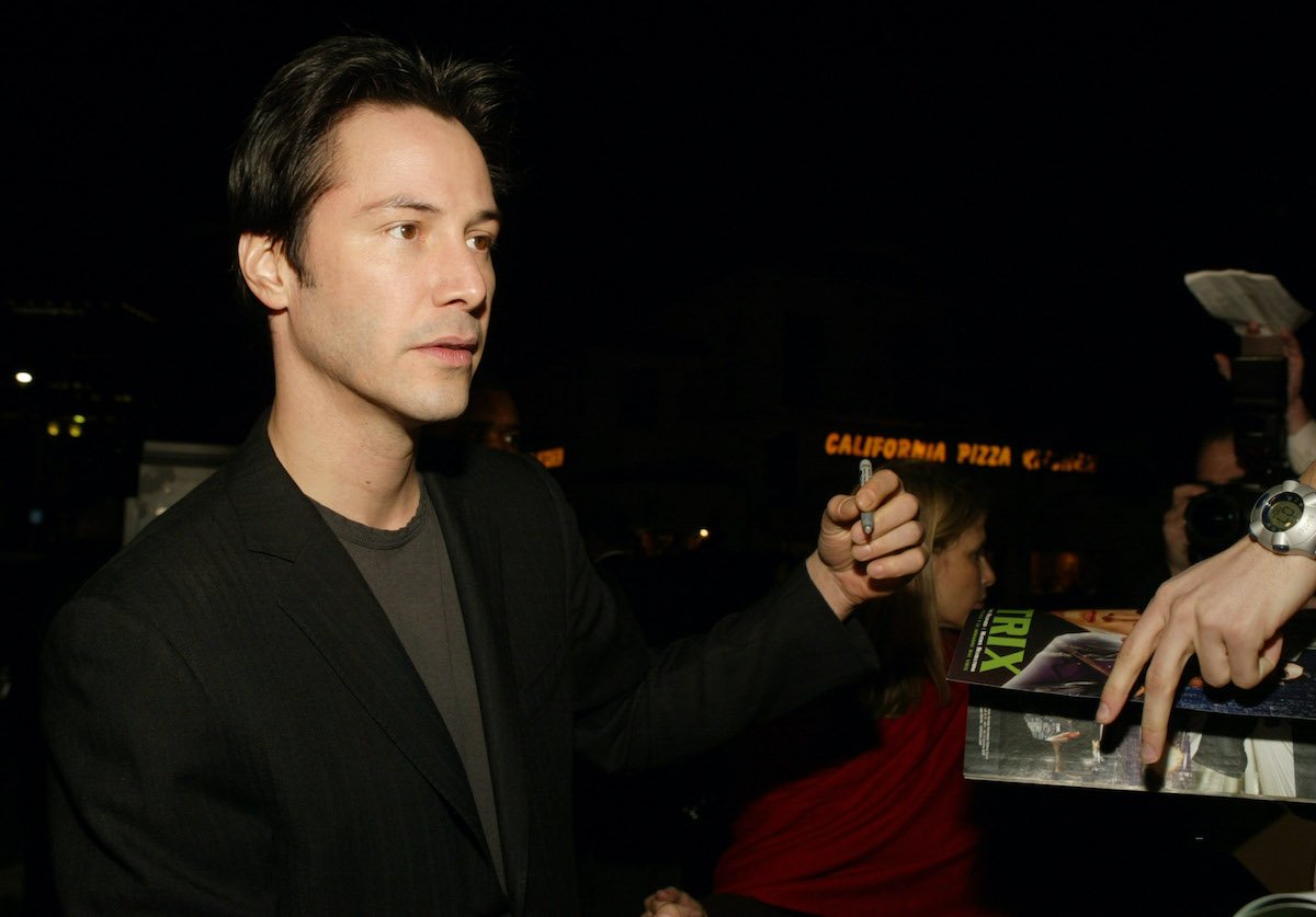 Keanu Reeves signs fans' autographs at the premiere of 'Something's Gotta Give'