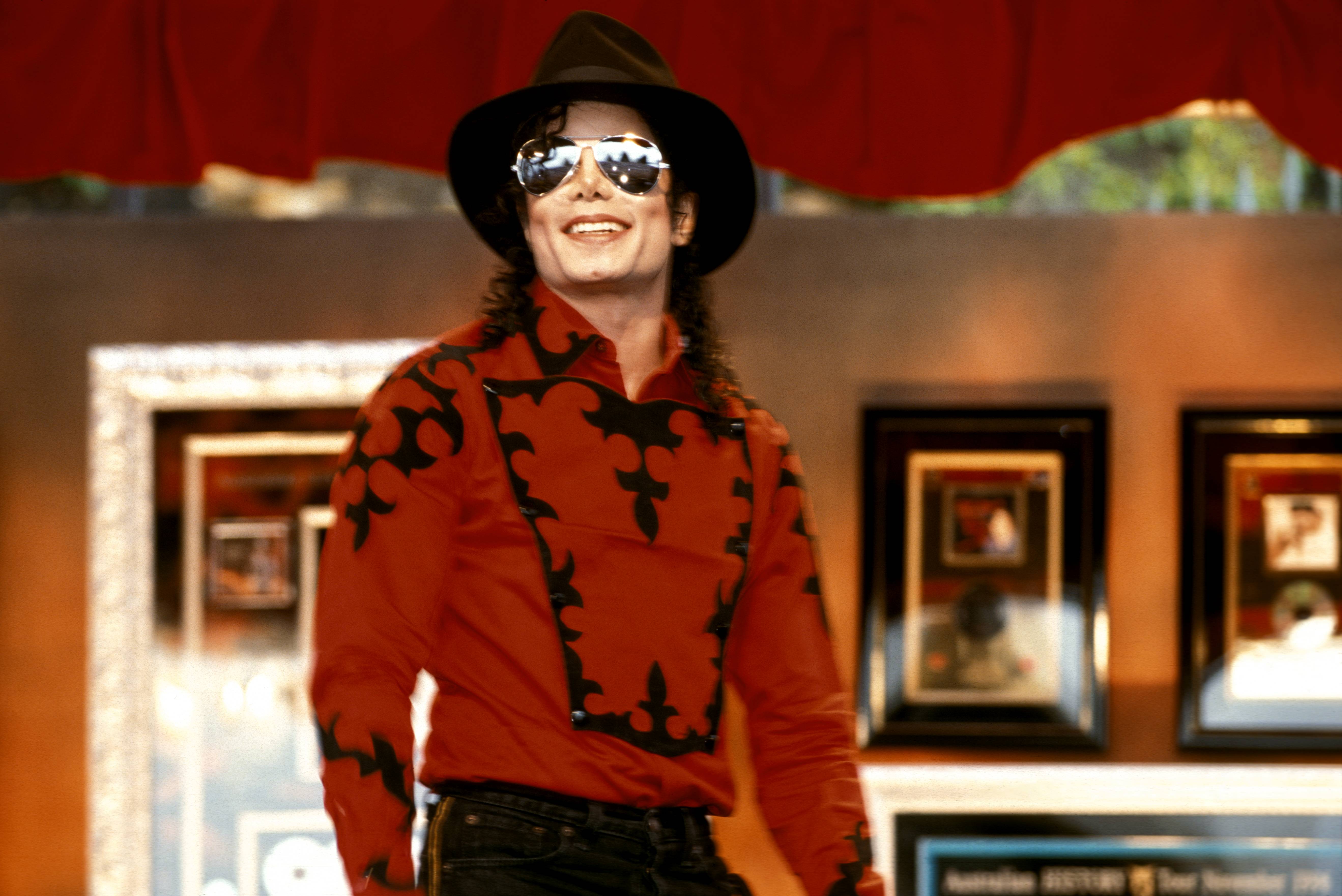 Portrait of Michael Jackson in 1996 wearing hat and sunglasses
