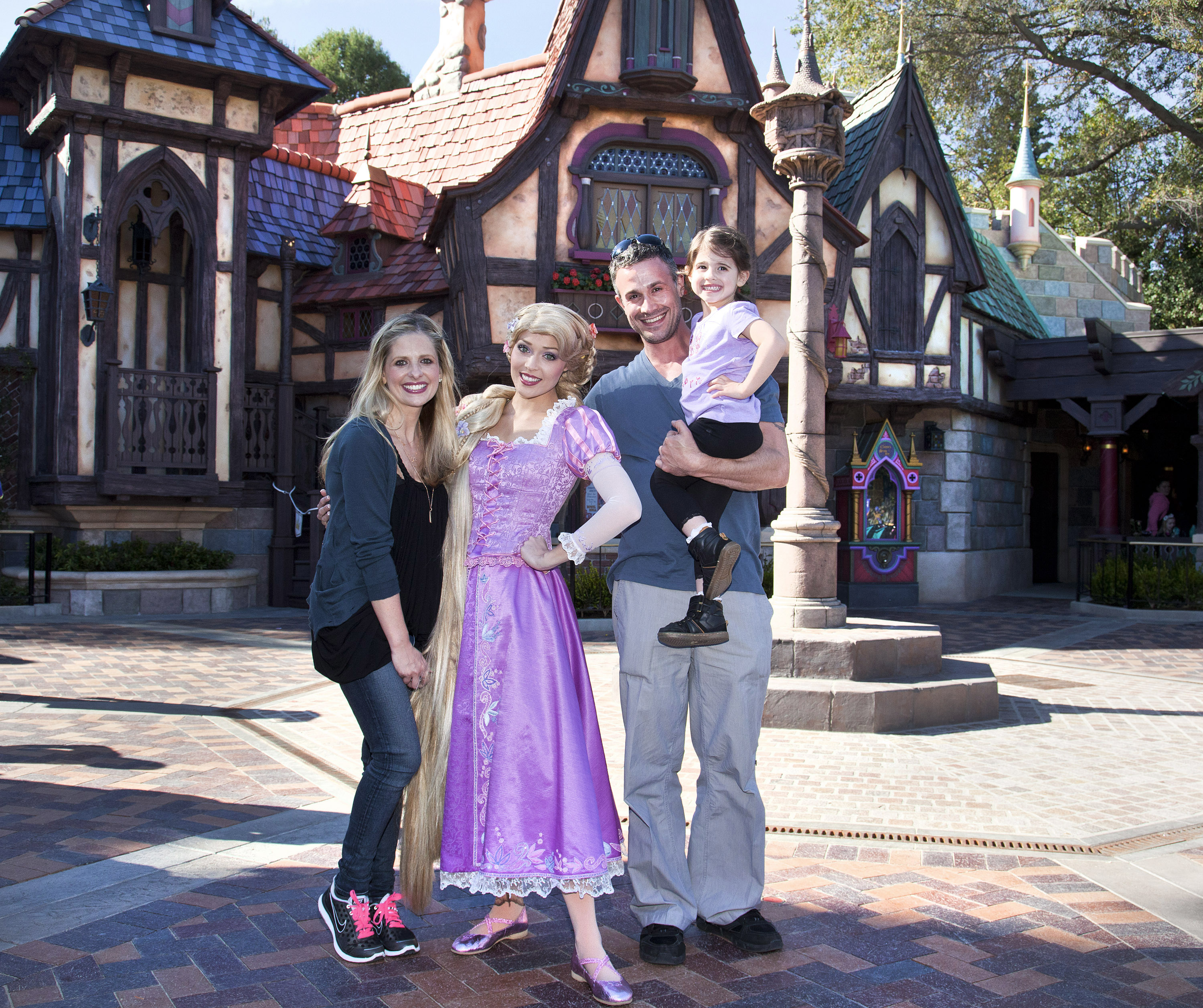 Sarah Michelle Gellar and Freddie Prinze, Jr. took Charlotte to Disneyland