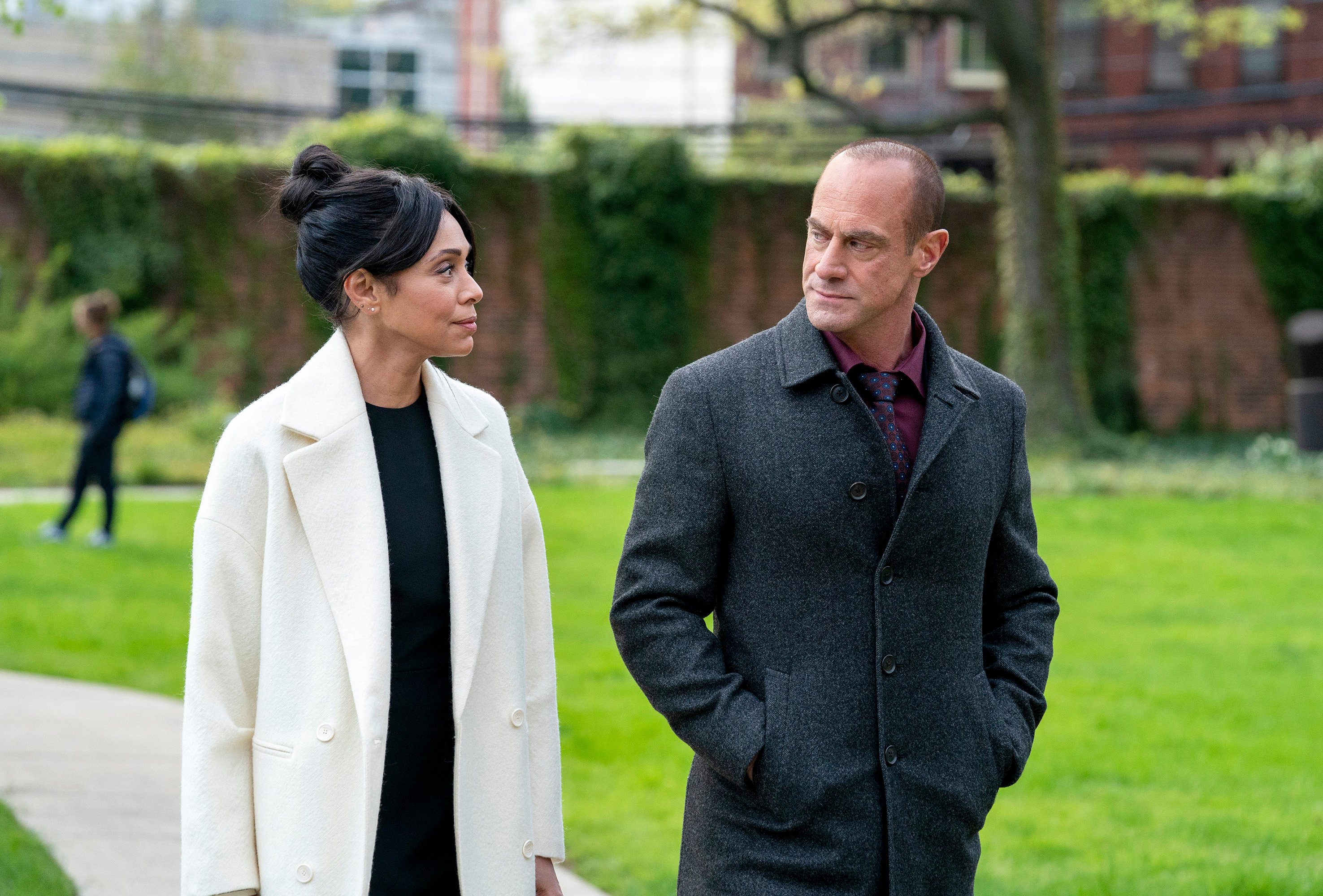 Angela Wheatley and Elliot Stabler have a chat. 