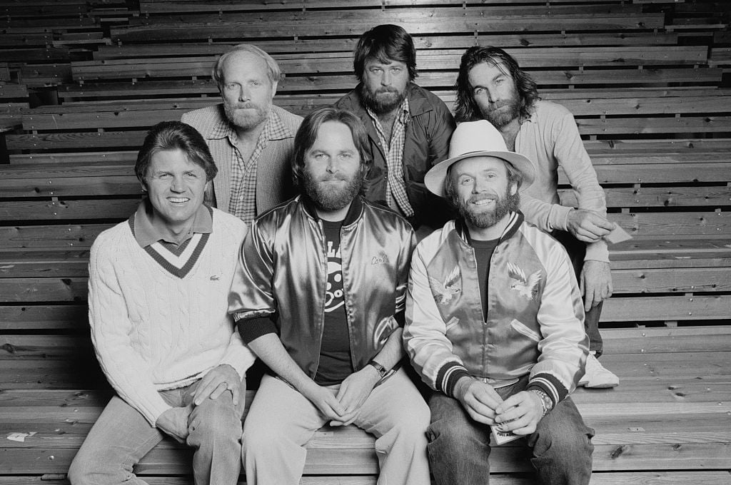 Mike Love, Brian Wilson and Dennis Wilson, Bruce Johnston, Carl Wilson, and Al Jardine pose for a picture.