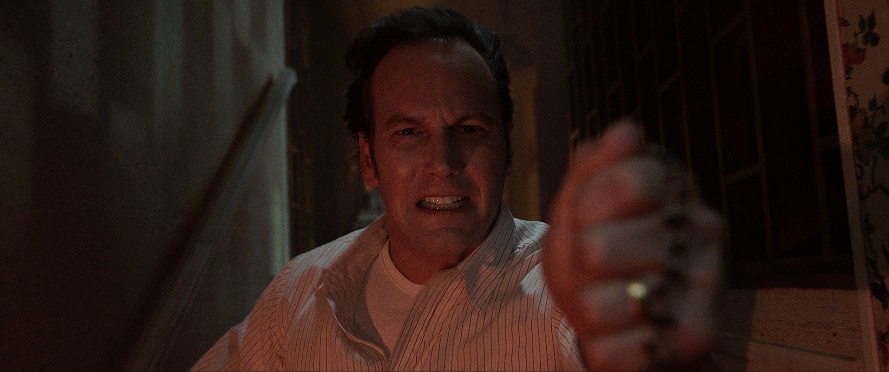 The Conjuring 3: Patrick Wilson holds a rosary during an exorcism