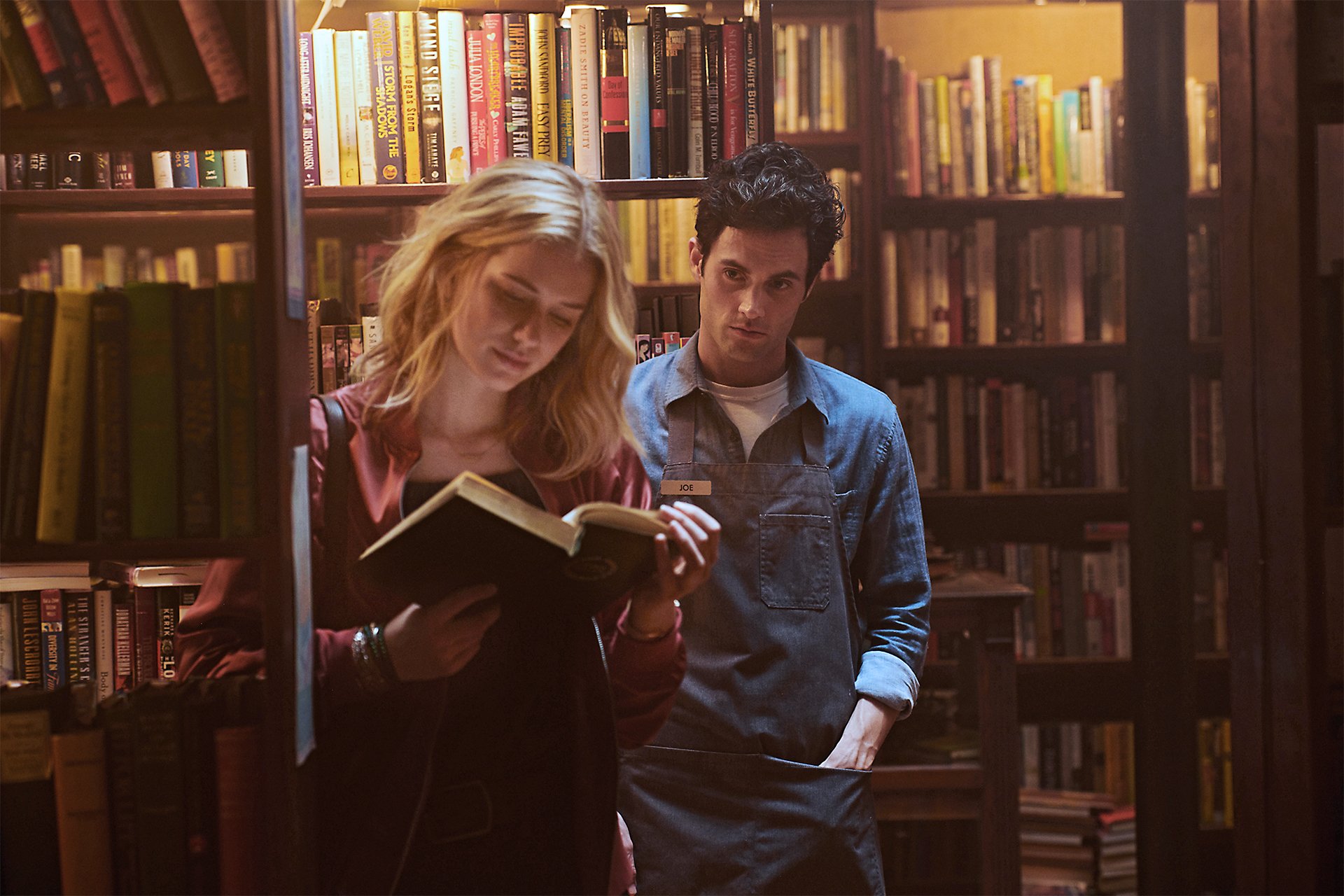 Penn Badgley and Elizabeth Lail in a bookstore in 'You'