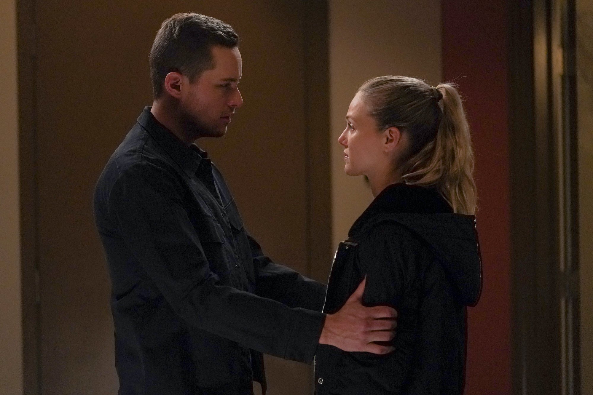 Jesse Lee Soffer as Jay Halstead, Tracy Spiridakos as Hailey