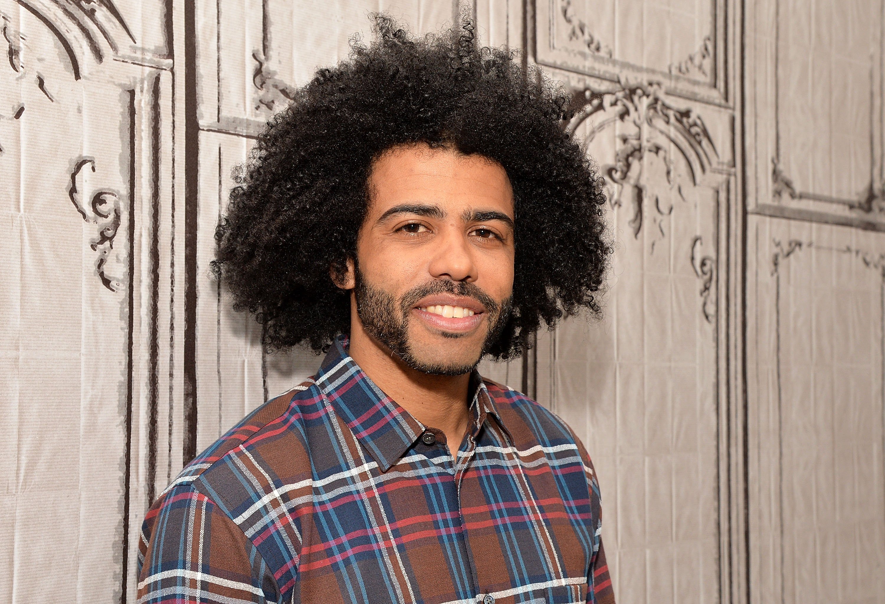 Daveed Diggs near a wall