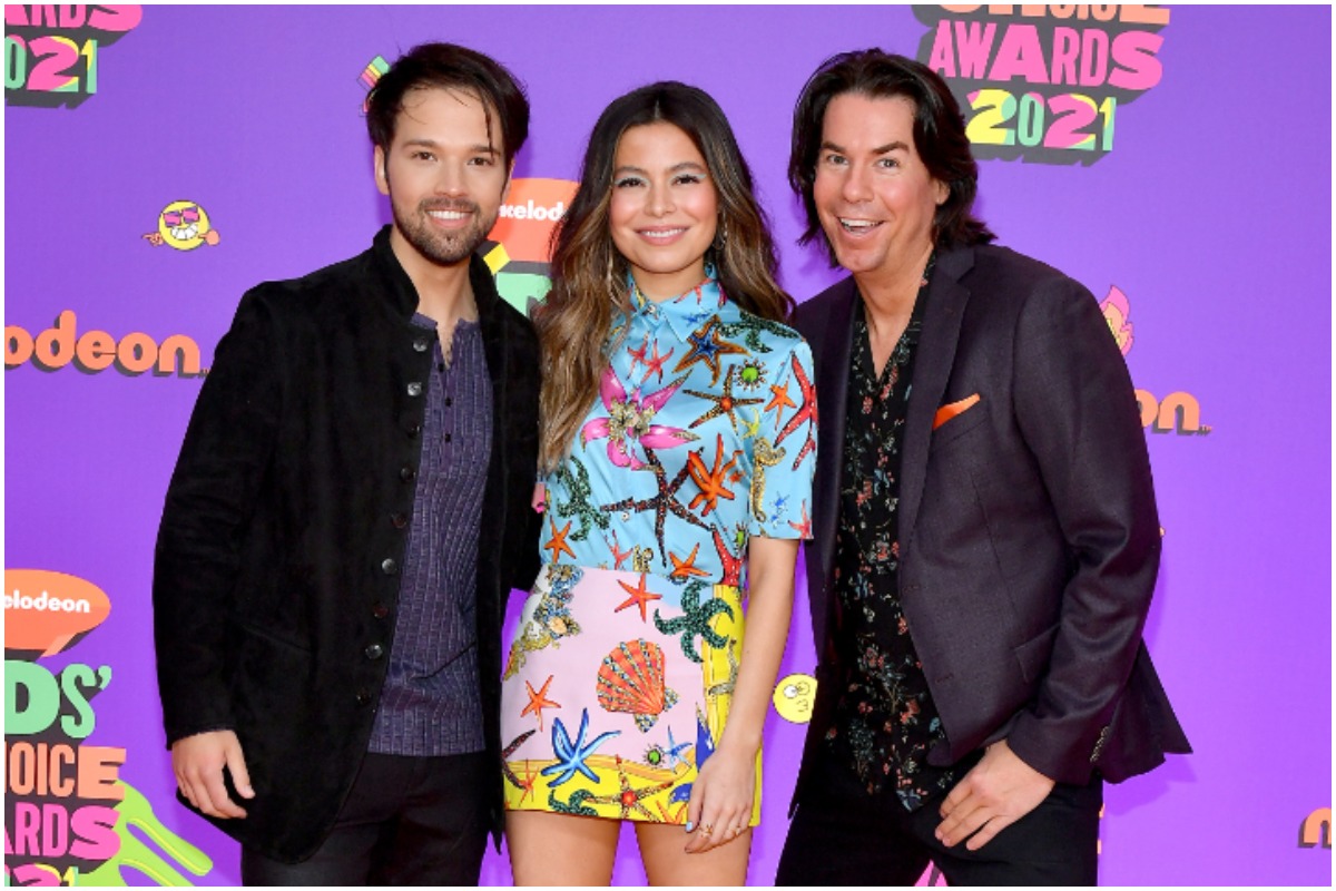 (L-R): 'iCarly' cast members Nathan Kress, Miranda Cosgrove, and Jerry Trainor hugging and smiling at Nickelodeon's Kids Choice Awards