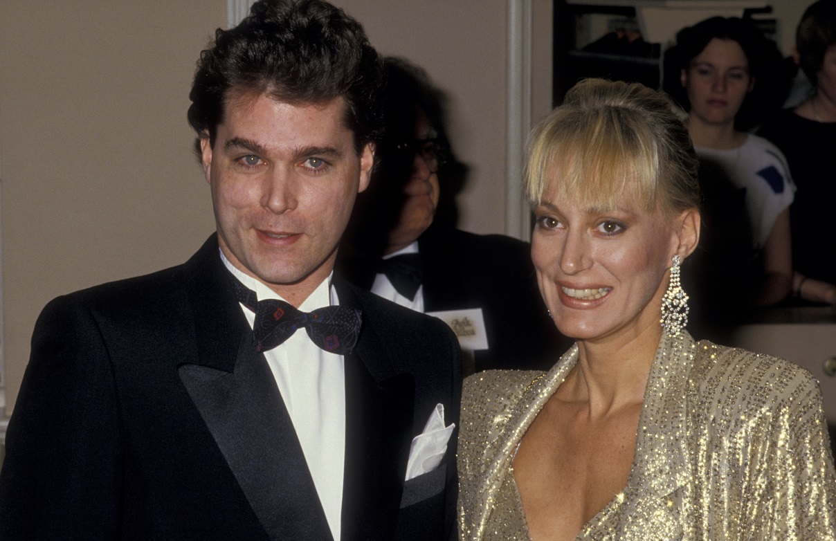 Ray Liotta and Sandahl Bergman pose together at the 1987 olden Globe Awards.