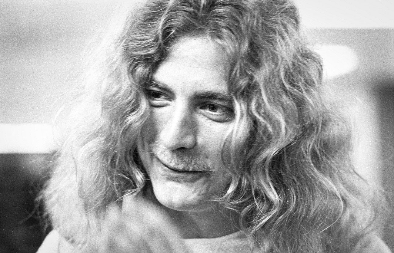 Robert PLant smiles while speaking to reporters in 1972