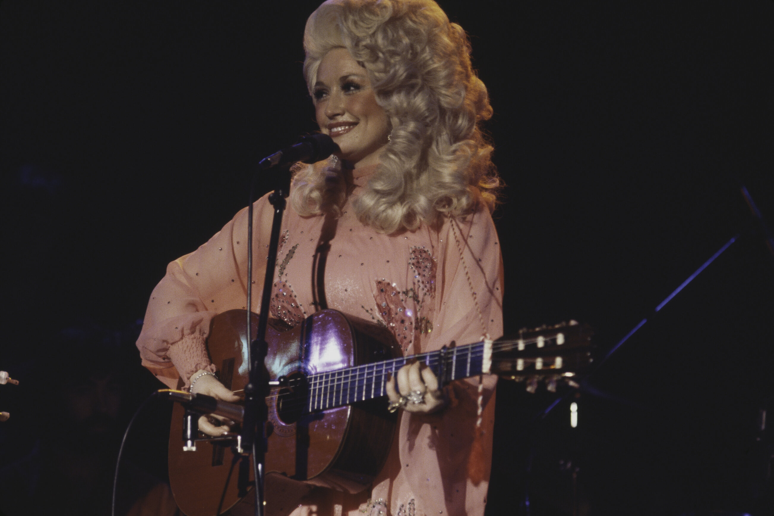 Dolly Parton playing guitar in New York in 1977.