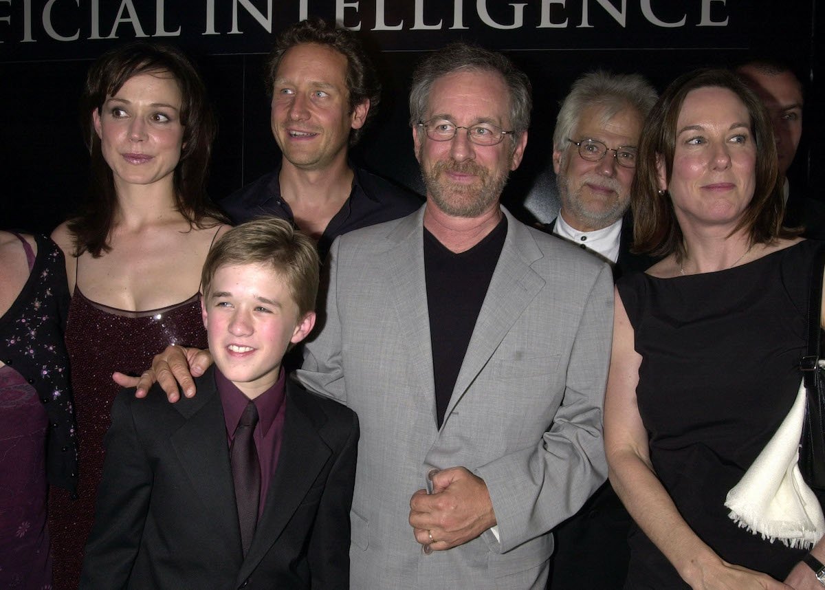 Haley Joel Osment and Steven Spielberg pose with the cast and crew of ‘A.I.: Artificial Intelligence’
