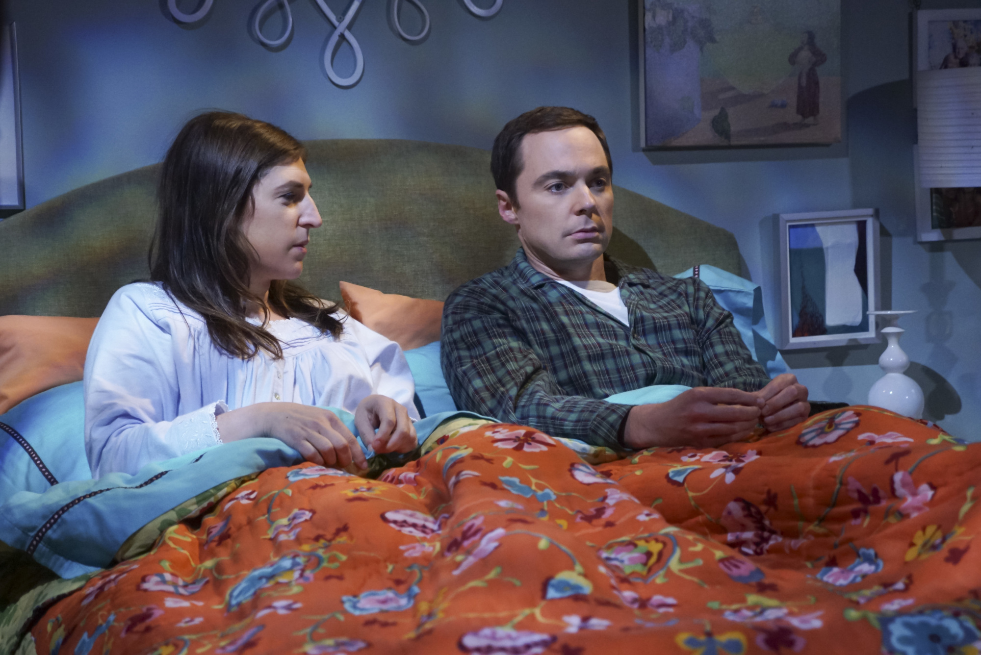 Amy Farrah Fowler and Jim Parsons lay in bed together in 'The Veracity Elasticity' episode of 'The Big Bang Theory