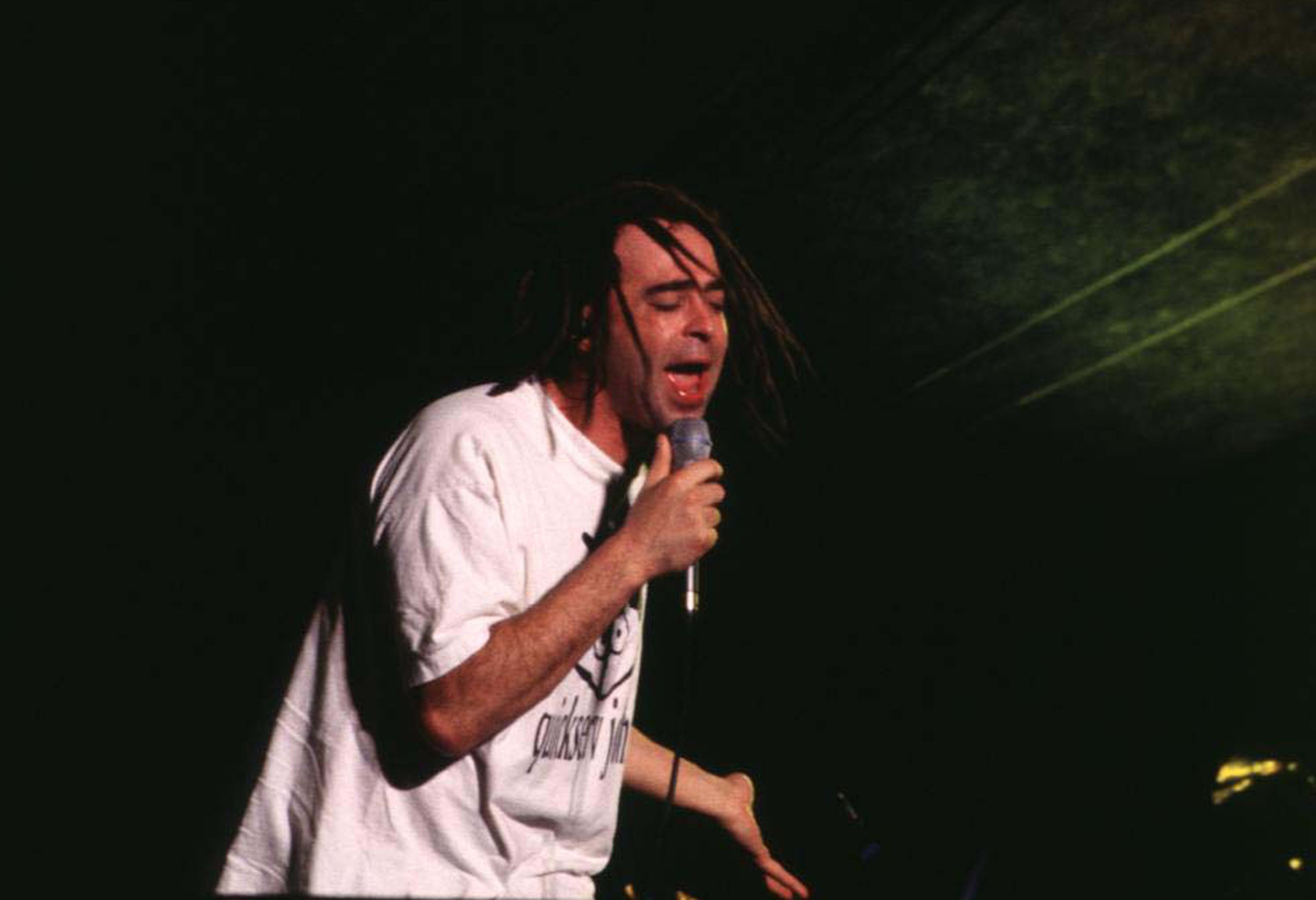Counting Crows singer Adam Duritz performs in 1994