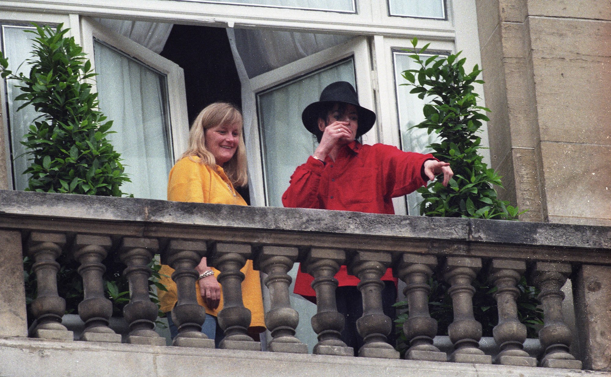 Debbie Rowe and Michael Jackson on a balcony
