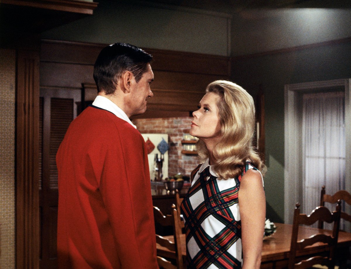 Dick York, in a red sweater, looking at Elizabeth Montgomer, in a plaid dress, in 'Bewitched'
