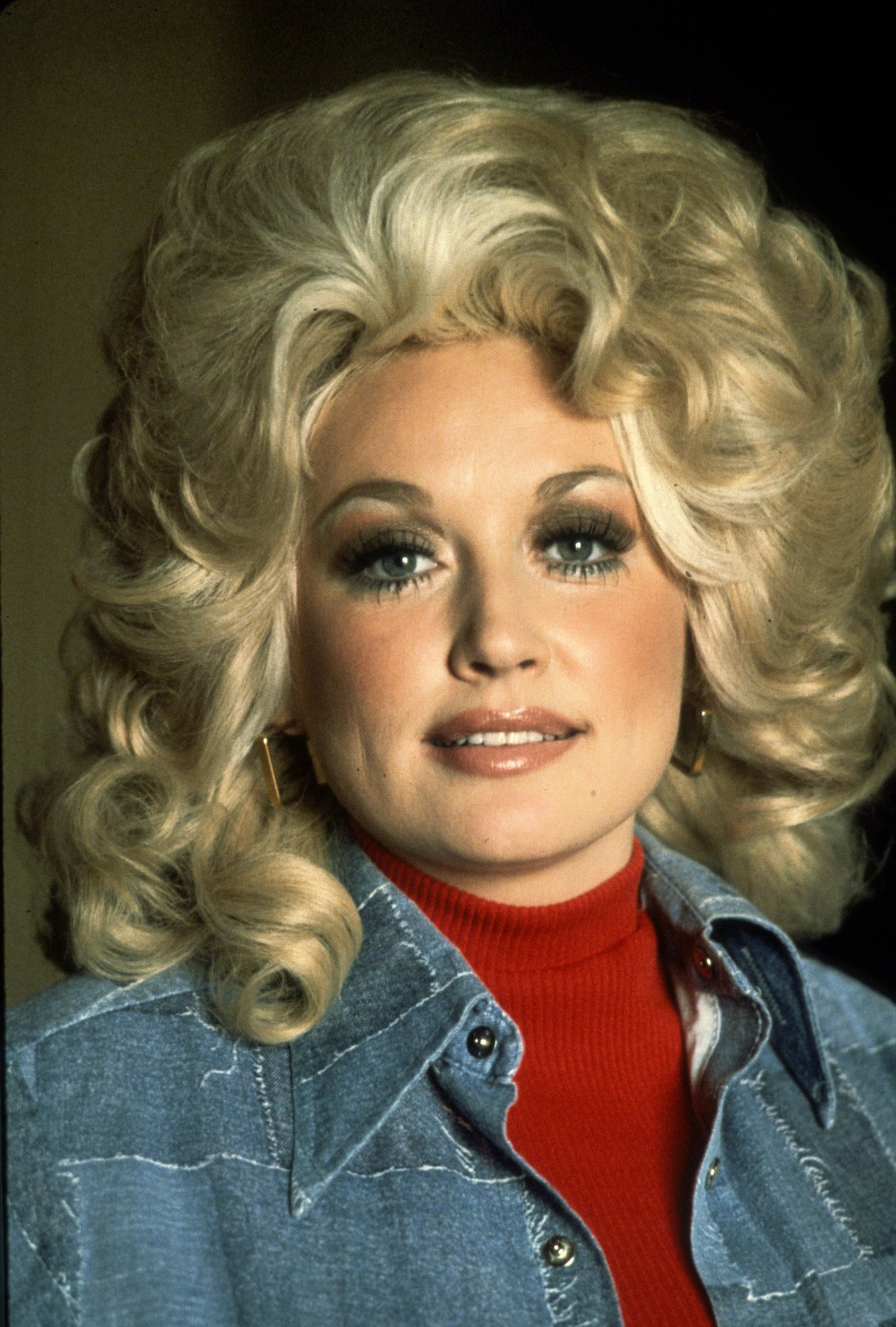 Dolly Parton posing for a photo in 1977