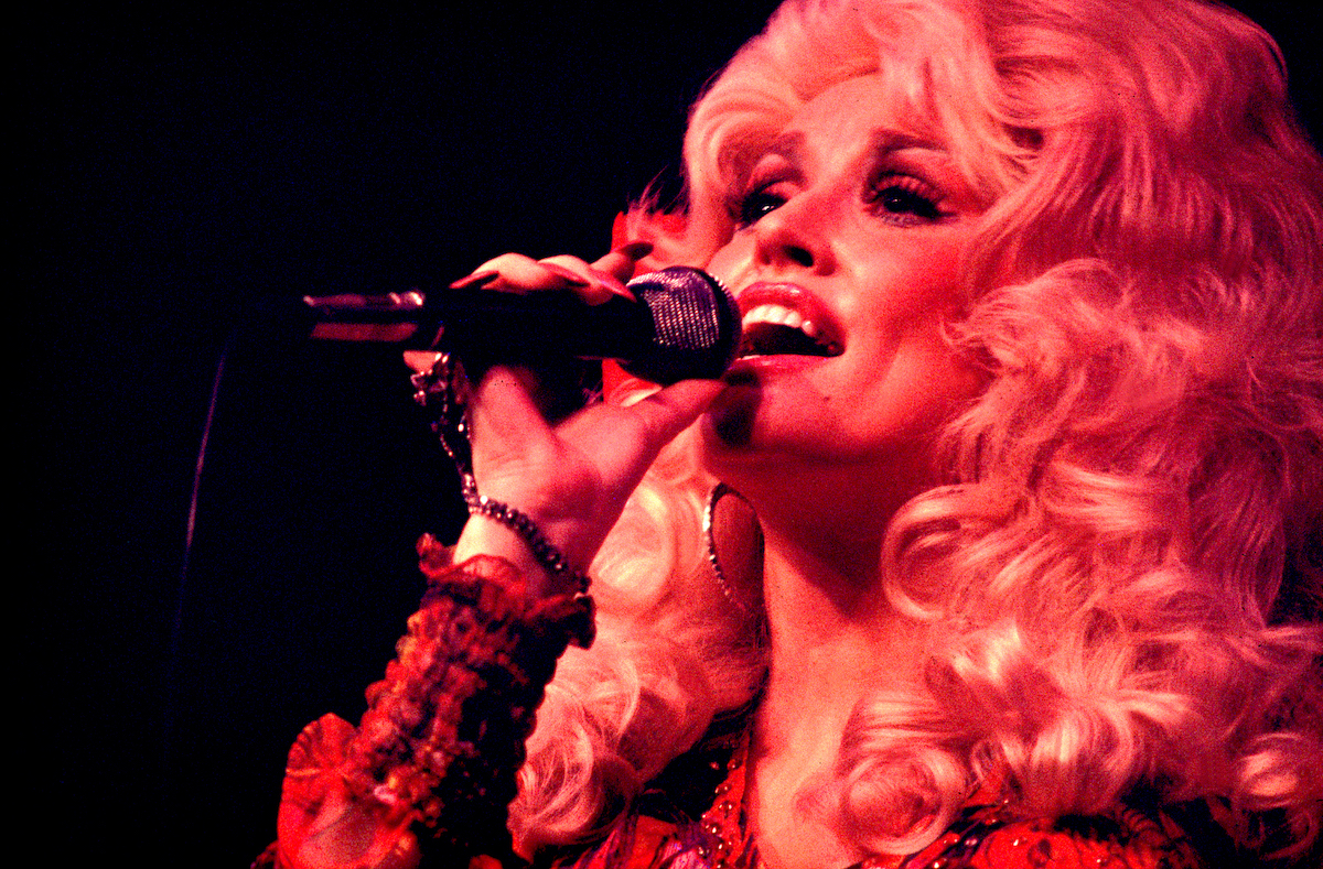Dolly Parton singing at The Mill Run Theater in 1977