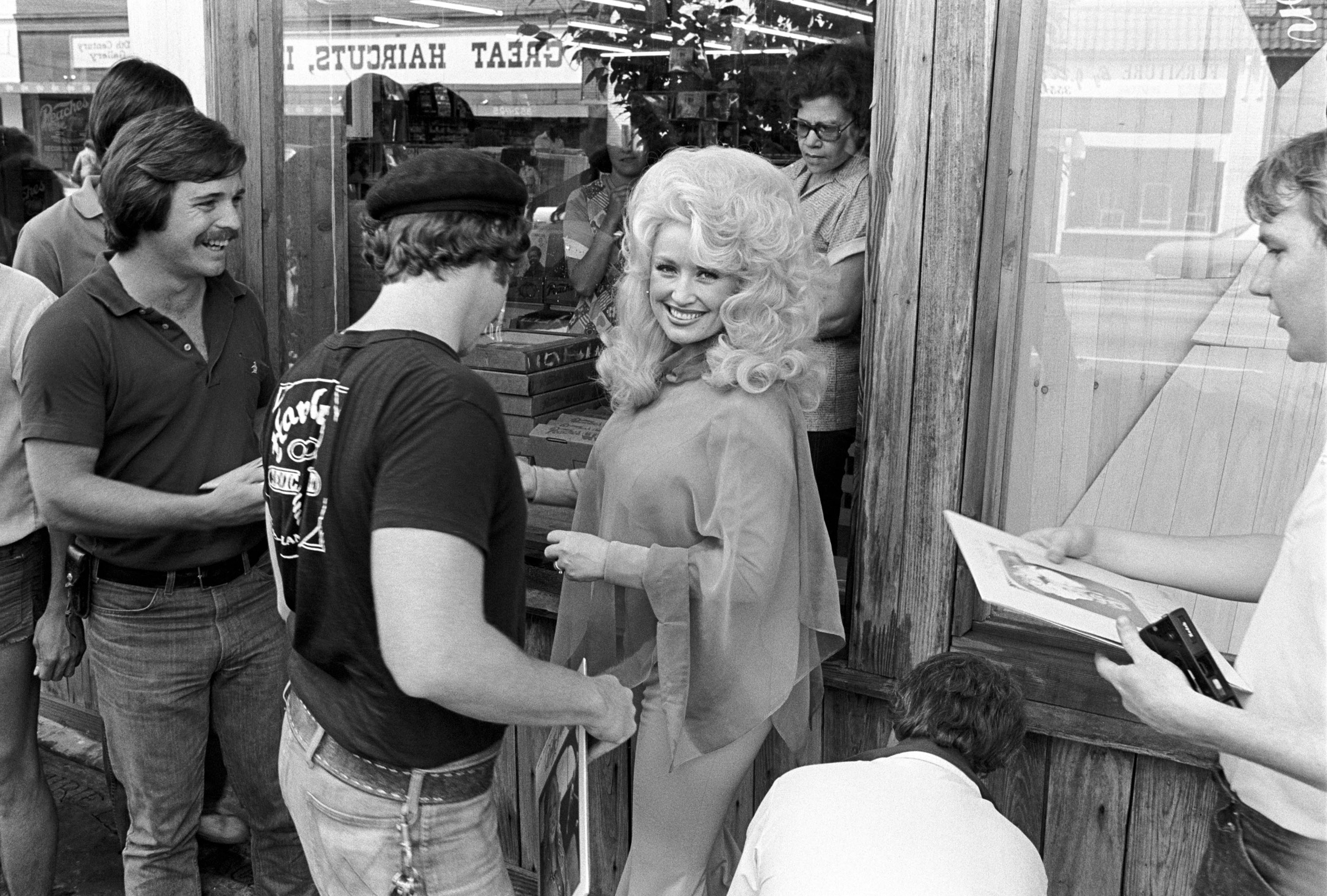 Dolly Parton greets her fans at an in-store appearance at Peaches Records on May 3, 1977 in Atlanta, Georgia.