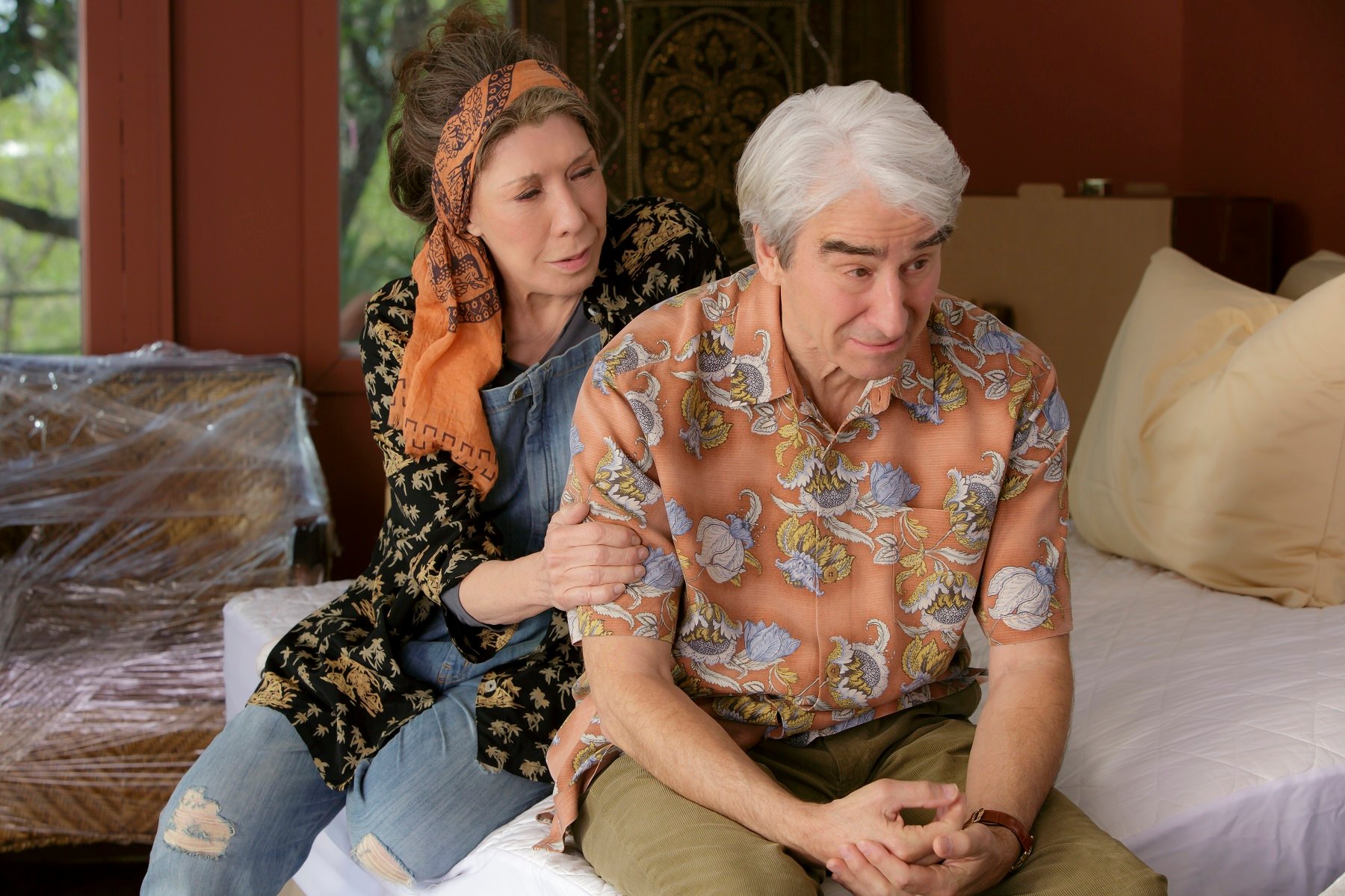 Frankie Bergstein and Sol Bergstein sit on a bed in season 1 of 'Grace and Frankie'