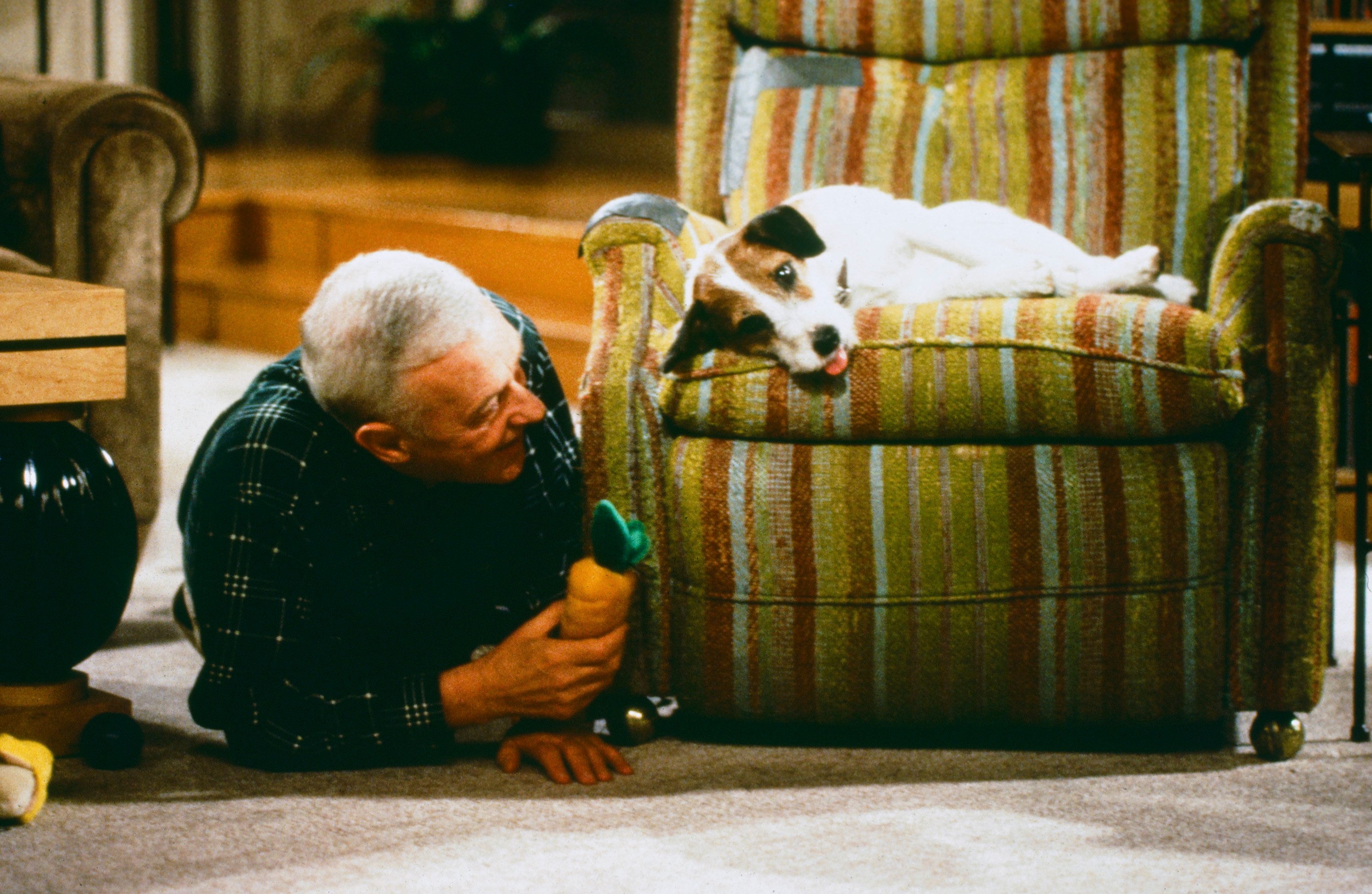 John Mahoney and Moose on the set of 'Frasier' in "Death and the Dog"