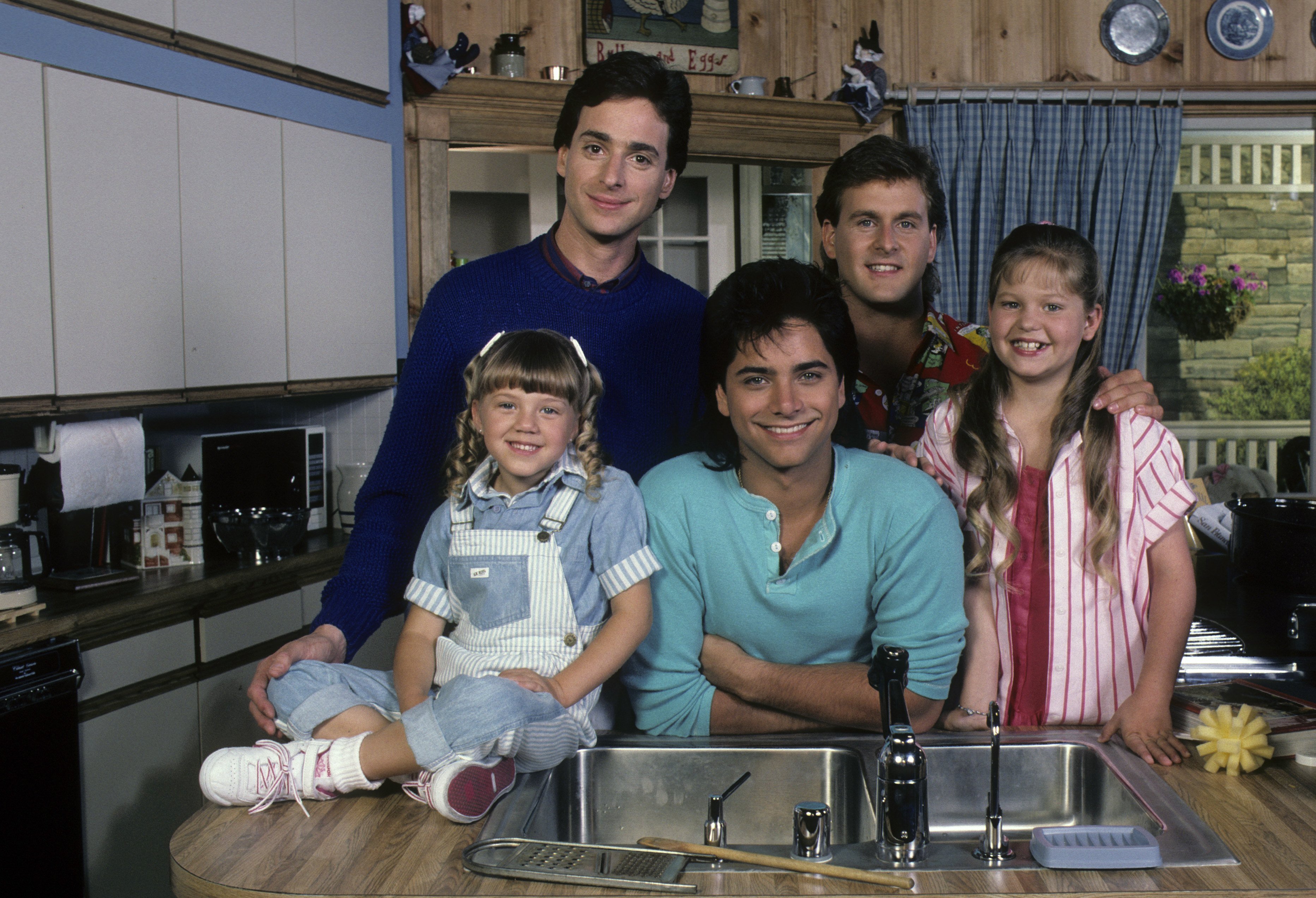 The 'Full House' cast smiling for the camera