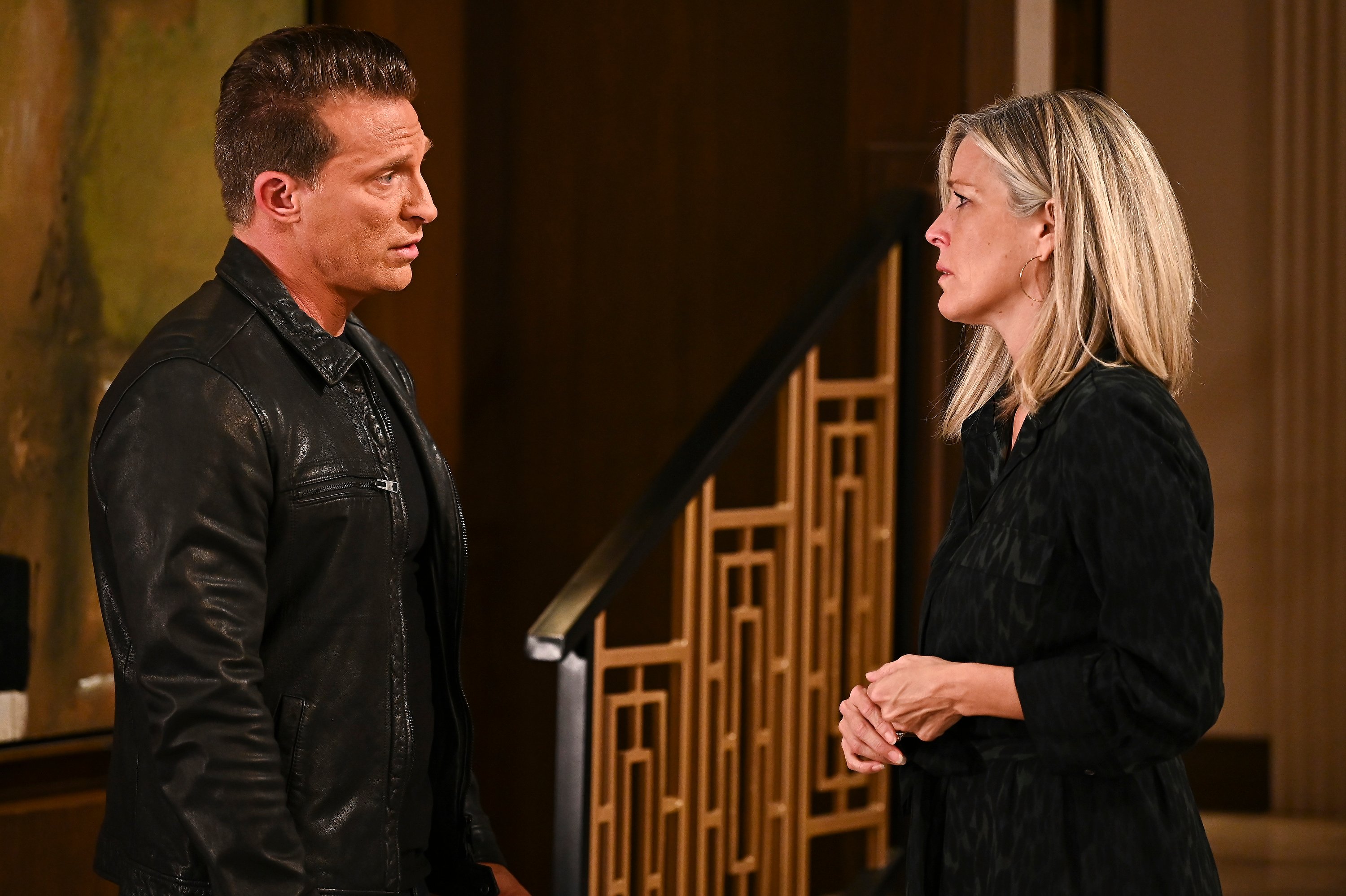 Steve Burton and Laura Wright talking to each other in a still from 'General Hospital'