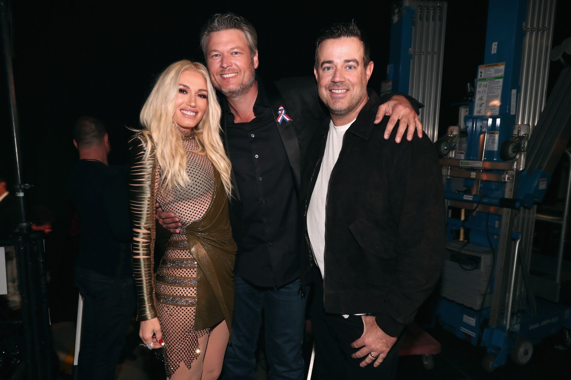 Gwen Stefani, Blake Shelton, and Carson Daly posing backstage at the 2018 E! People's Choice Awards 