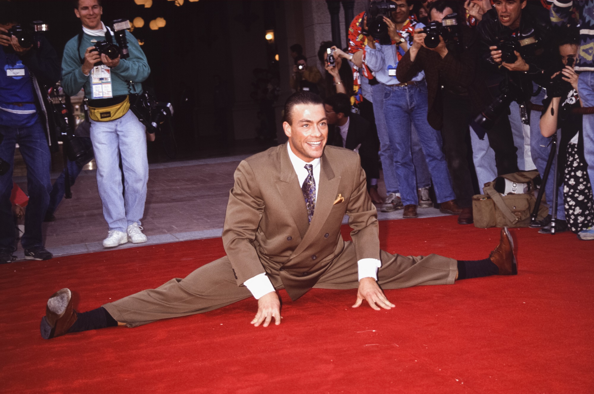 Jean-Claude Van Damme does a split on the red carpet