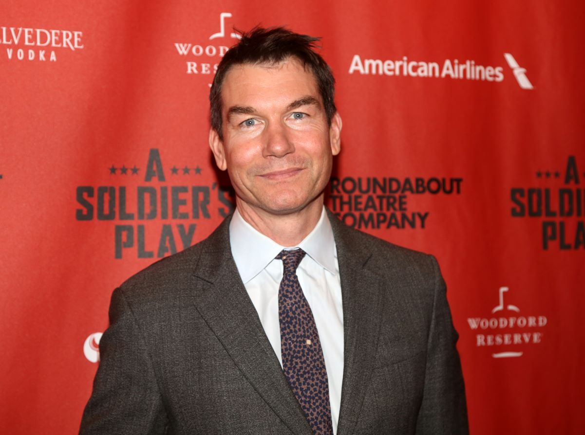 'The Talk' host Jerry O'Connell poses alone in a suit and tie