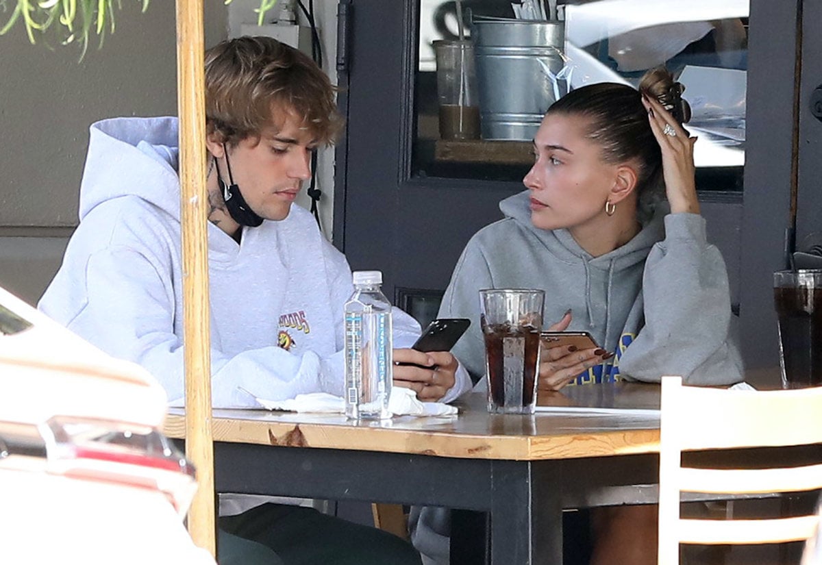 Justin Bieber and his wife Hailey Bieber eat at an outdoor cafe in Los Angeles