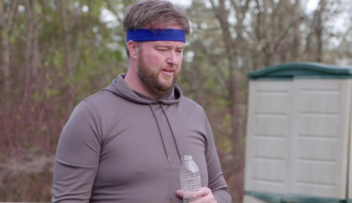 Mike Youngquist working out with sweatband on his head on '90 Day Fiancé: Happily Ever After?' | discovery+