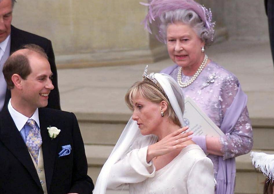Edward herceg és Sophie Rhys-Jones a Szent György-kápolna előtt II. Erzsébet királynővel az esküvő napján