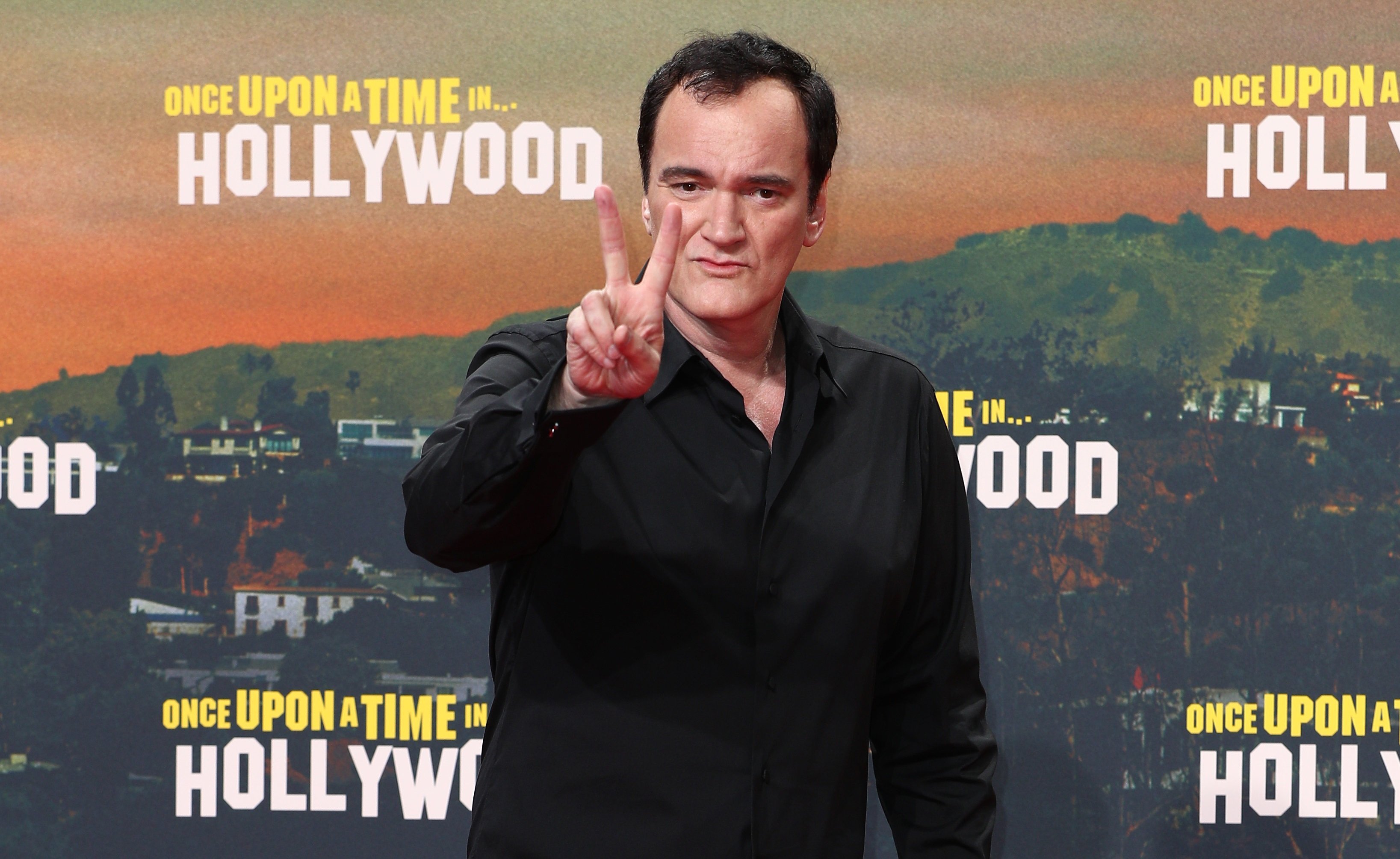 Quentin Tarantino flashes two fingers on the red carpet