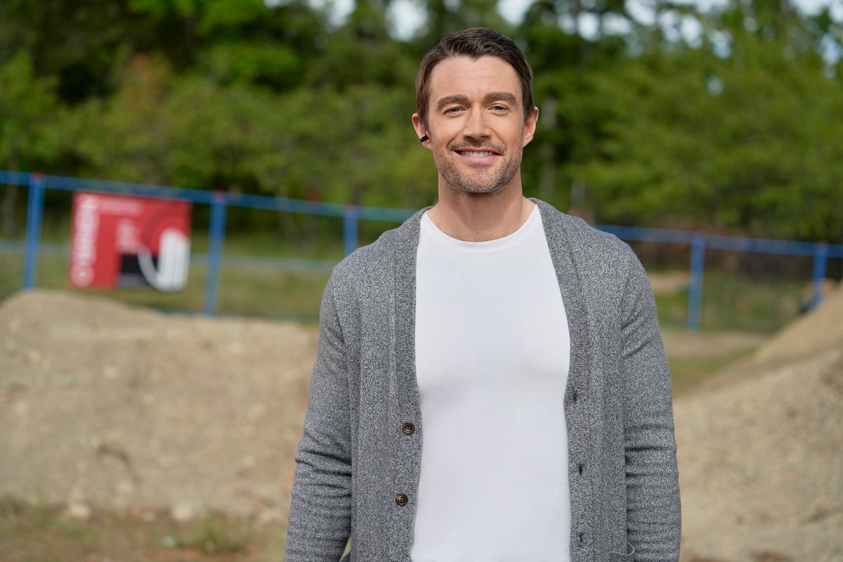 Robert Buckley as Evan, wearing a cardigan and white shirt, in 'Chesapeake Shores' Season 5