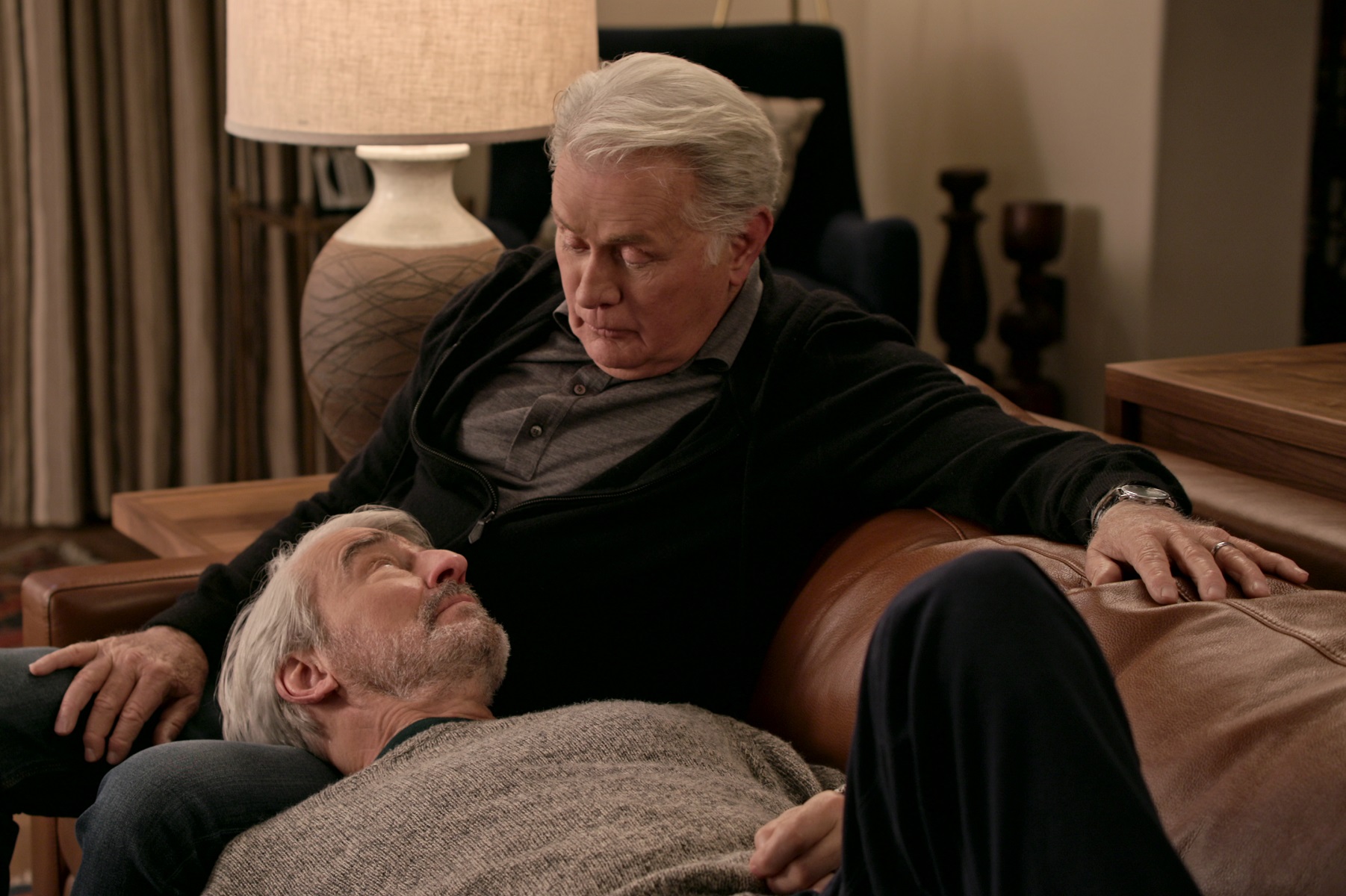 Robert Hanson and Sol Bergstein sit on a couch together in a scene for 'Grace and Frankie'