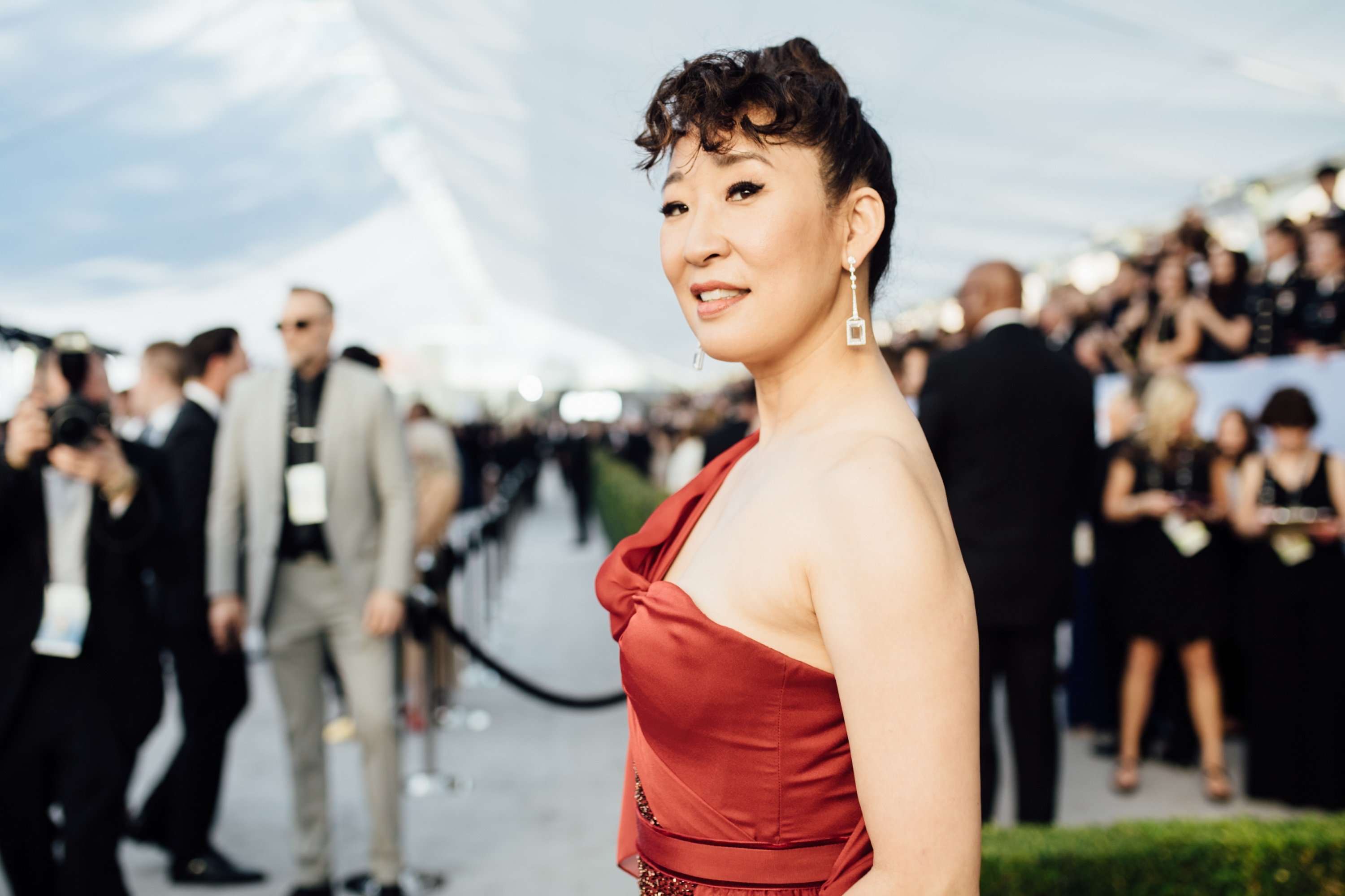 Sandra Oh in a stunning red dress posing for photographers at the 25th annual screen actors guild awards