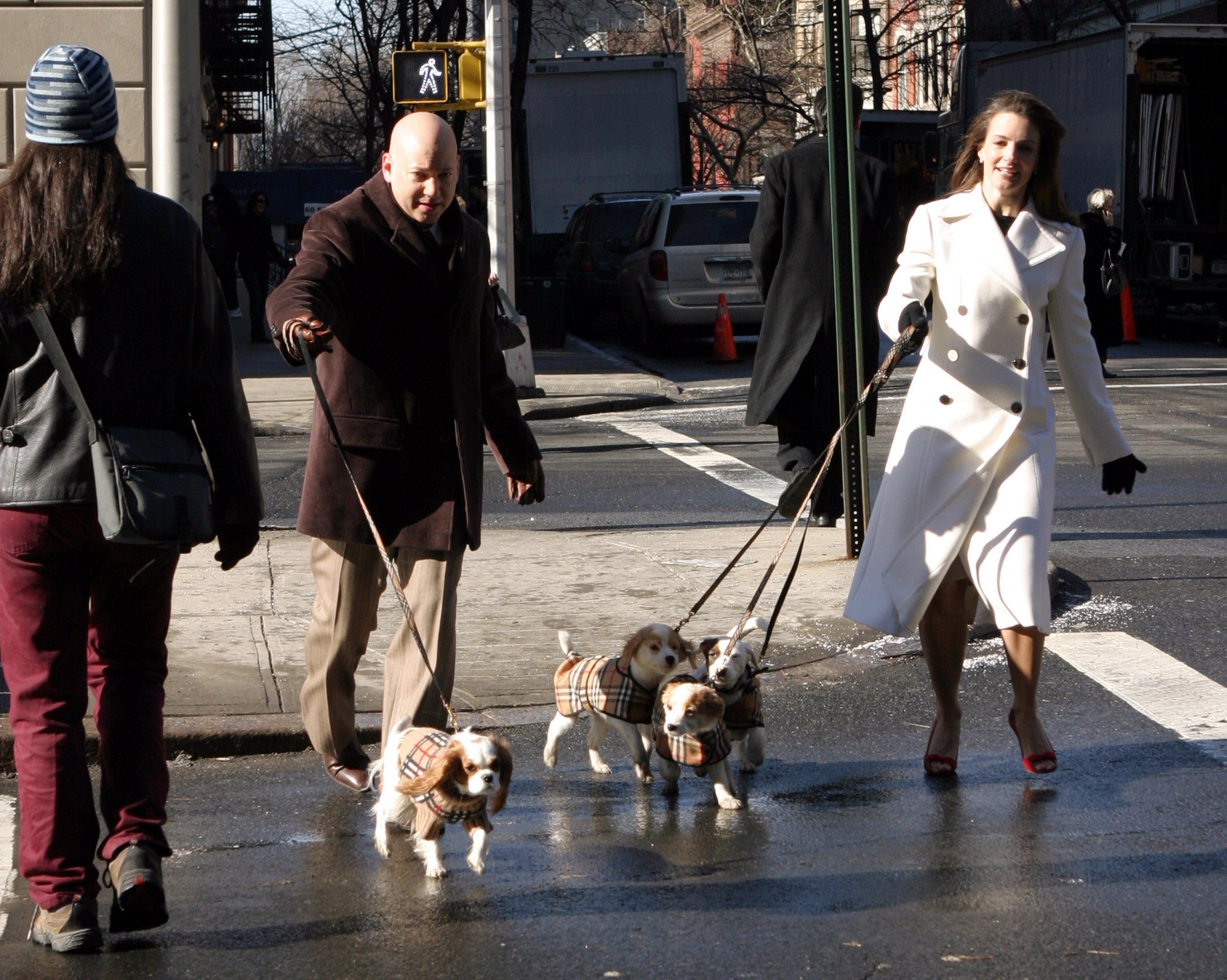 Evan Handler as Harry Goldenblatt and Kristin Davis as Charlotte York with their dogs walk down a Manhattan Street during the filming of season 6 of 'Sex and the City'