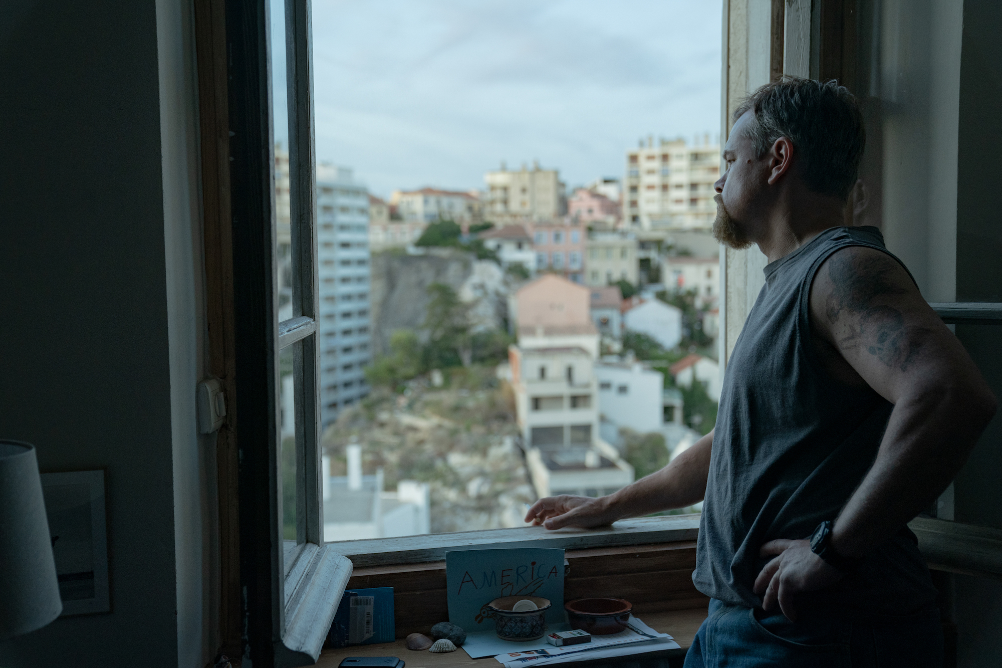 Stillwater: Matt Damon looks out the window