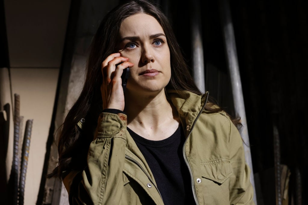 Megan Boone as Liz Keen looks concerned as she speaks on her phone.