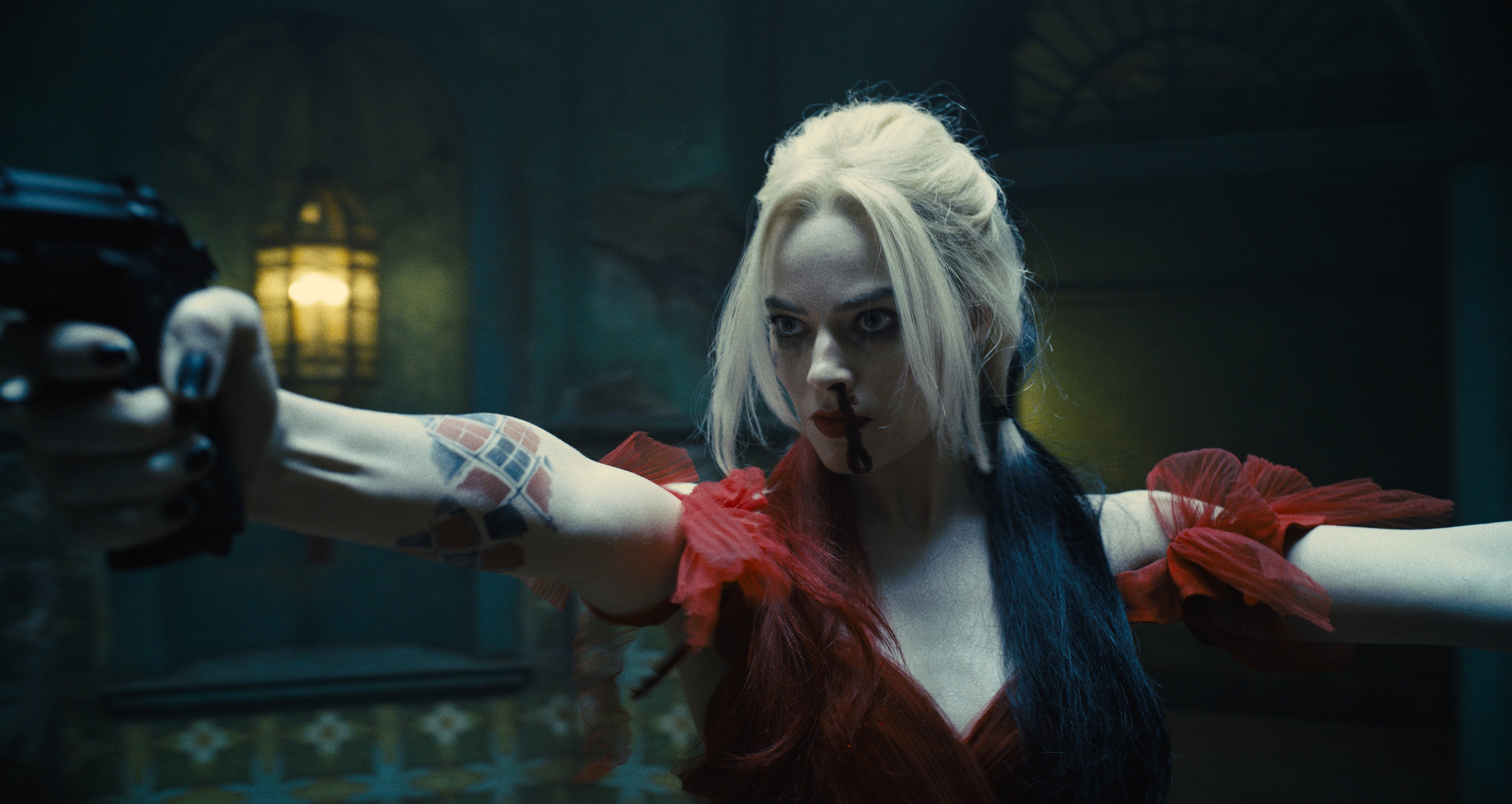 Margot Robbie as Harley Quinn draws two guns