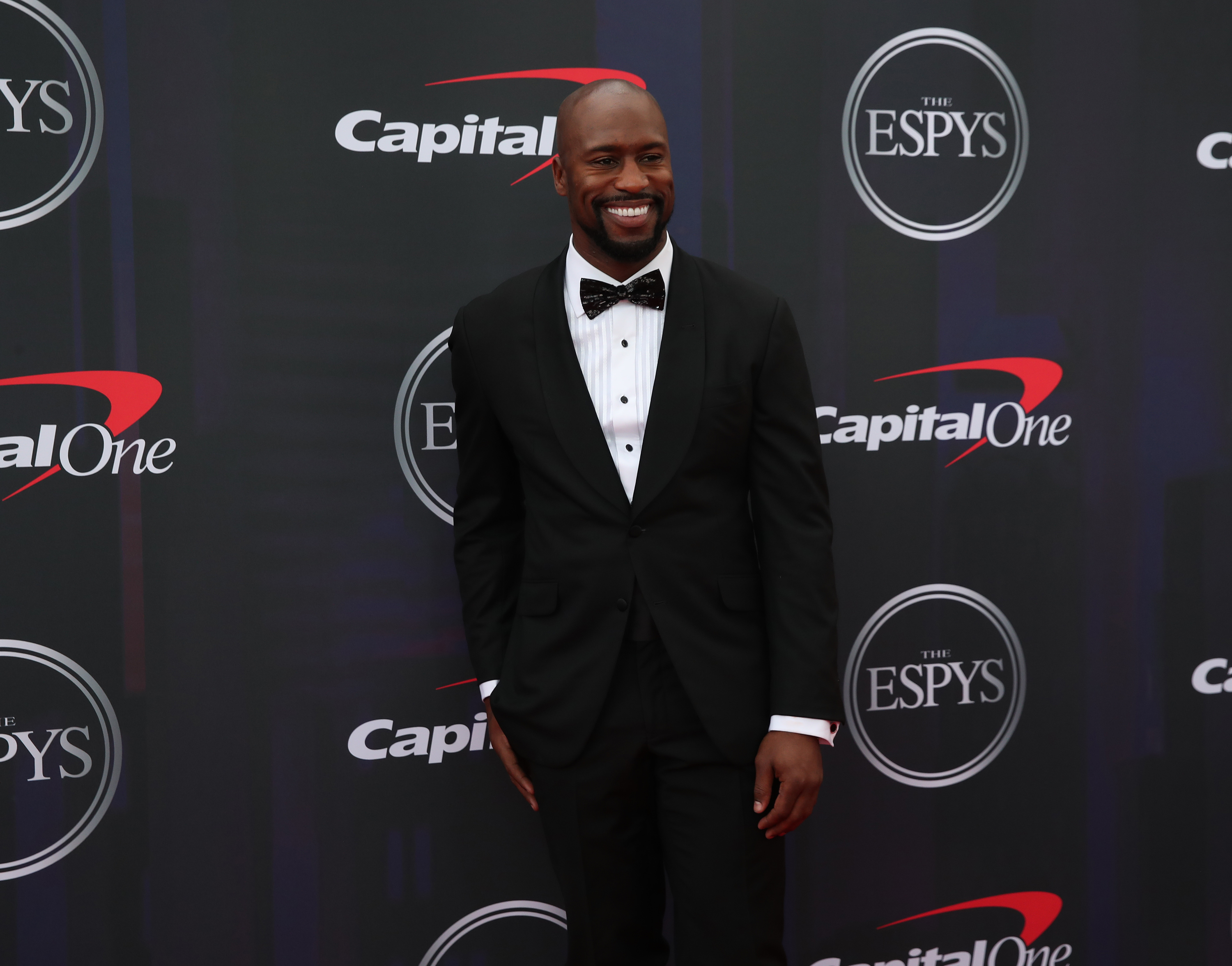 Vernon Davis dressed in a tuxedo on the red carpet at the 2021 ESPYS