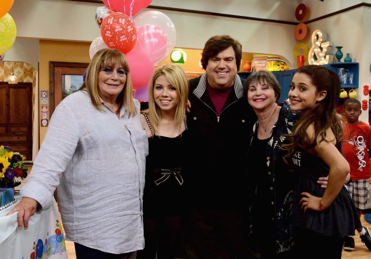 Penny Marshall, Cindy Williams, Jennette McCurdy, Ariana Grande, Dan Schneider on set for Nickelodeon's 'Sam & Cat'