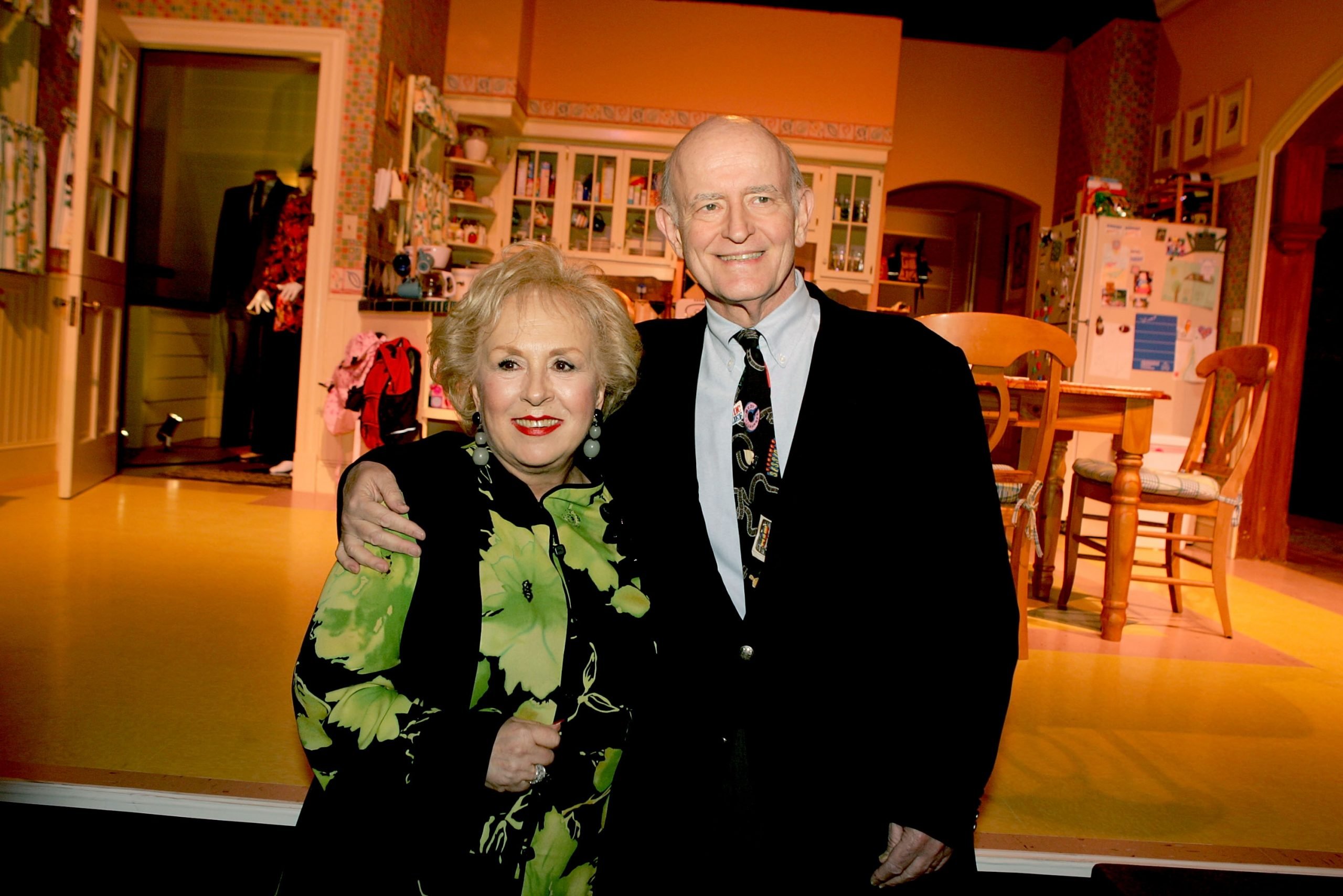 Actors Doris Roberts and Peter Boyle pose for a photo on the 'Everybody Loves Raymond' set